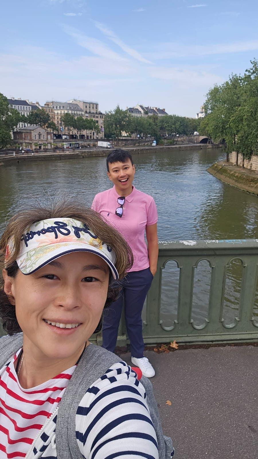 趙式芝在2019年被爆與小學同學JW蜜運。