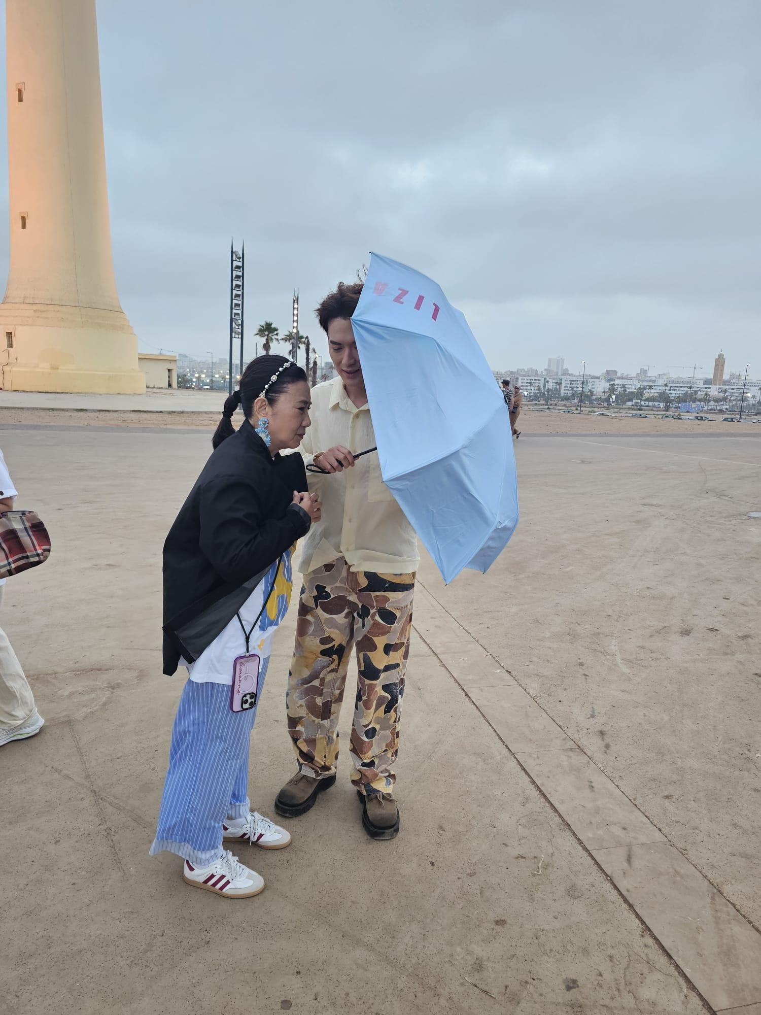 Nicholas非常貼心照顧阿姐,除咗拖住阿姐行,仲會搭住阿姐膊頭,仲預備埋「五色Liza遮」幫阿姐擔遮太陽,果然係暖男一名!