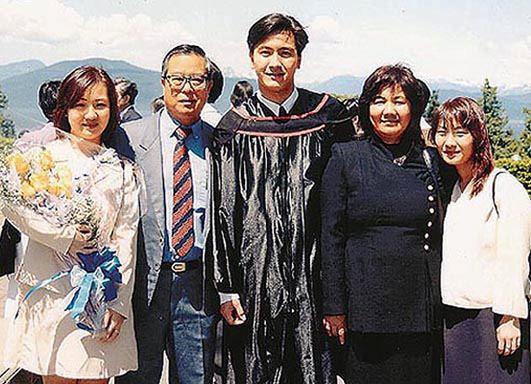 馬國明在家中排最細,其父曾任職煤氣公司工程師。