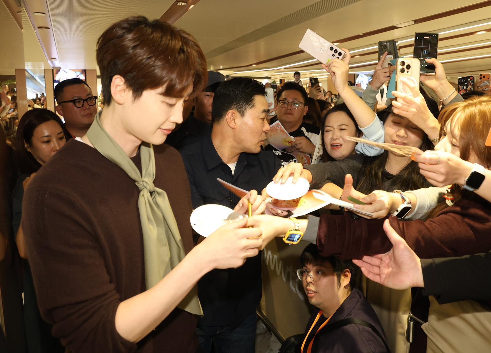 李鍾碩親自收fans送的禮物。