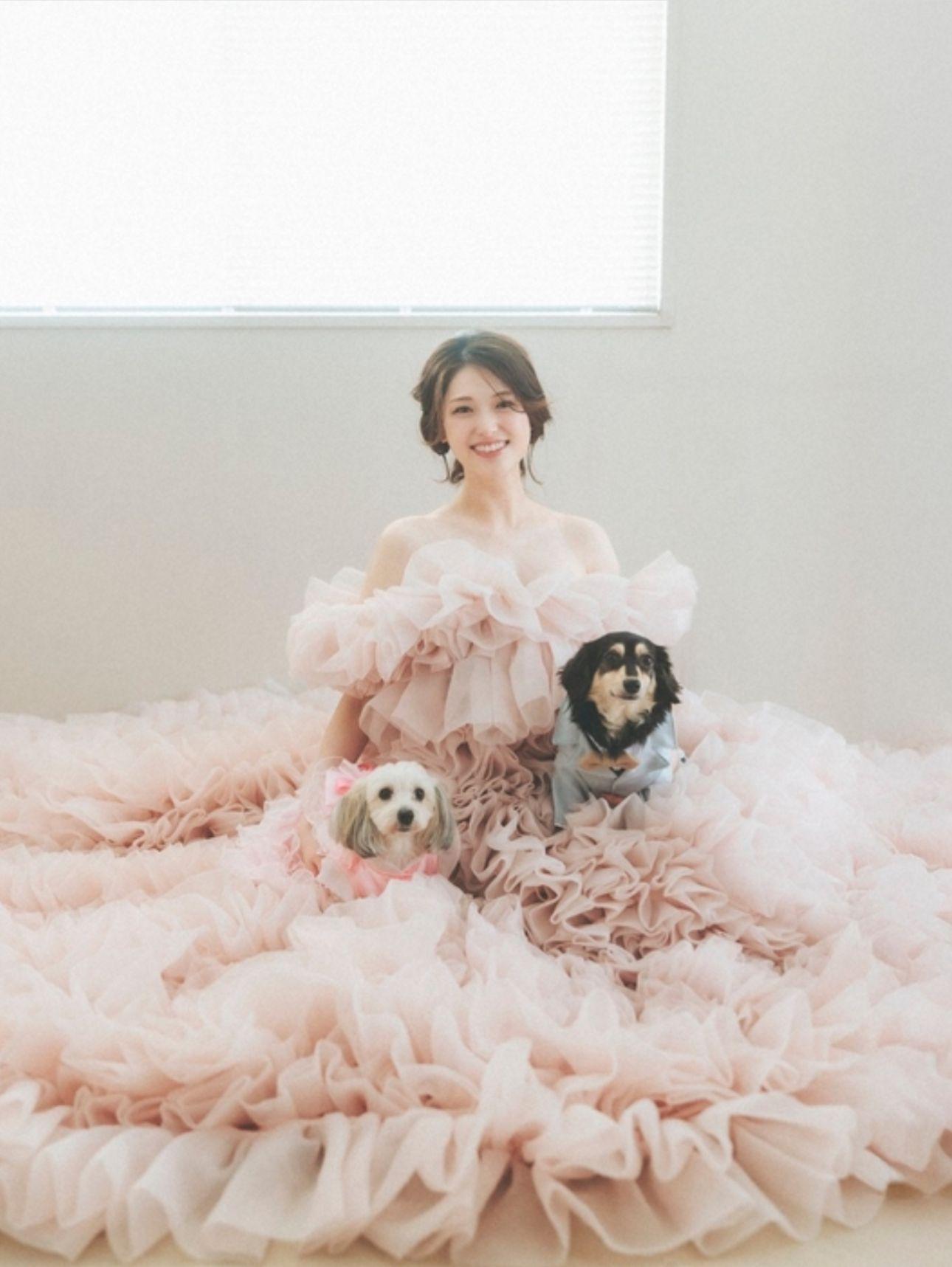 松村沙友理分享婚紗照,與愛犬同框。