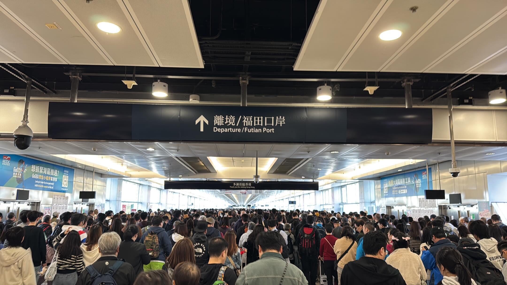 聖誕節長假期展開,入境處表示,截至晚上9時,共有109萬8千多人次經各管制站出入境,其中75萬1千多人次出境、34萬7千多人次入境。 (網上圖片)