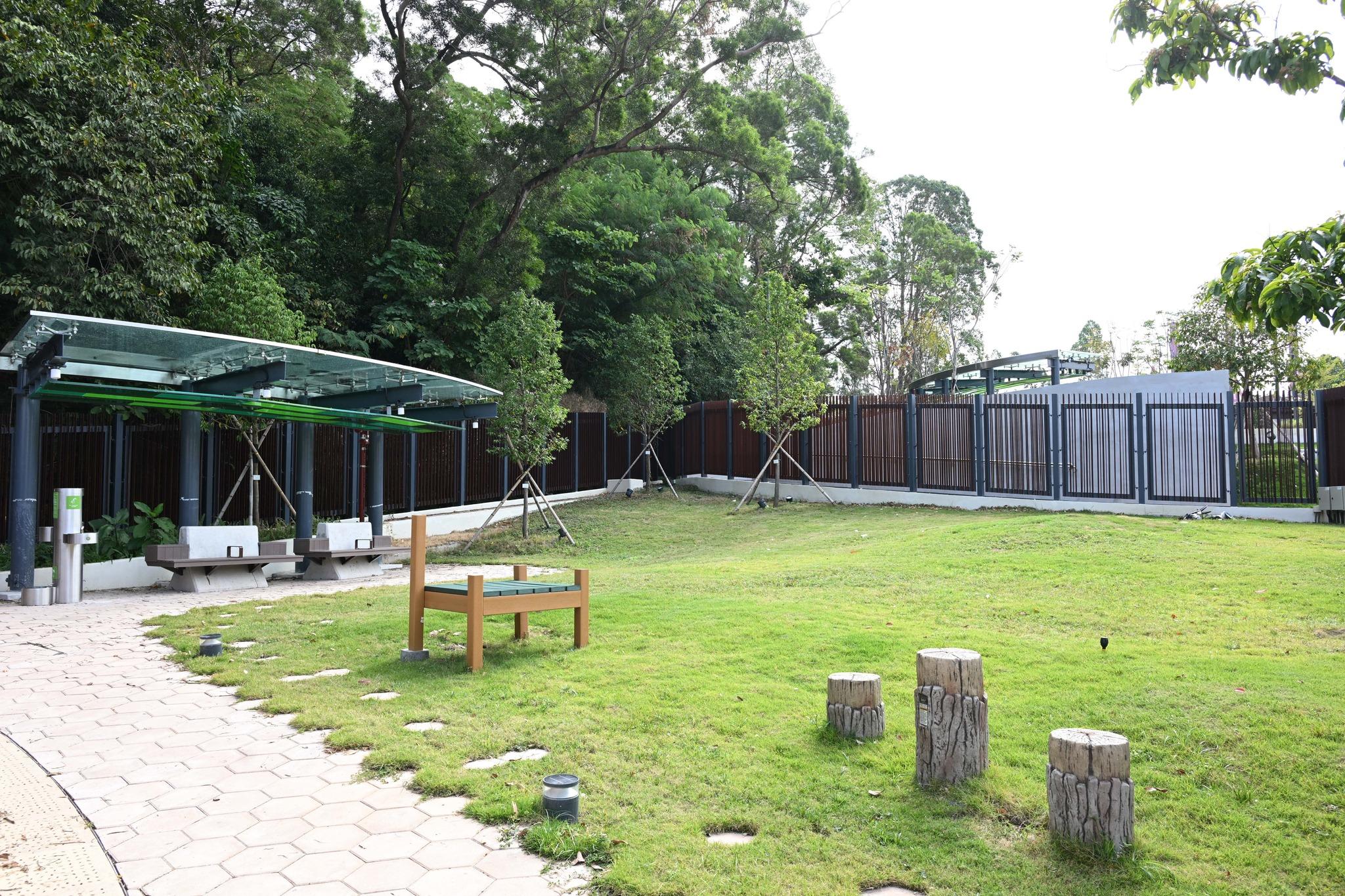 葵涌公園復修後第一期今重開,可覽藍巴勒海峽及青衣島東岸。(康文+++Facebook)