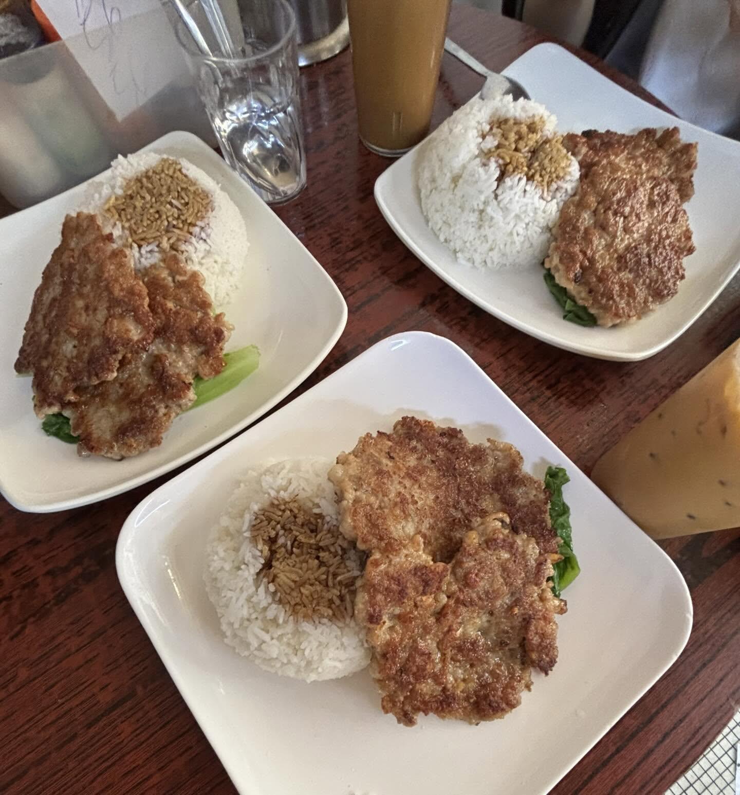 社交平台Threads有關元朗茶餐廳「大寶冰室」肉餅飯的食評潮文不斷瘋傳,掀起不少網民專程到元朗「朝聖」,近日大排長龍,紛紛指名要品嚐肉餅飯。(Threads)