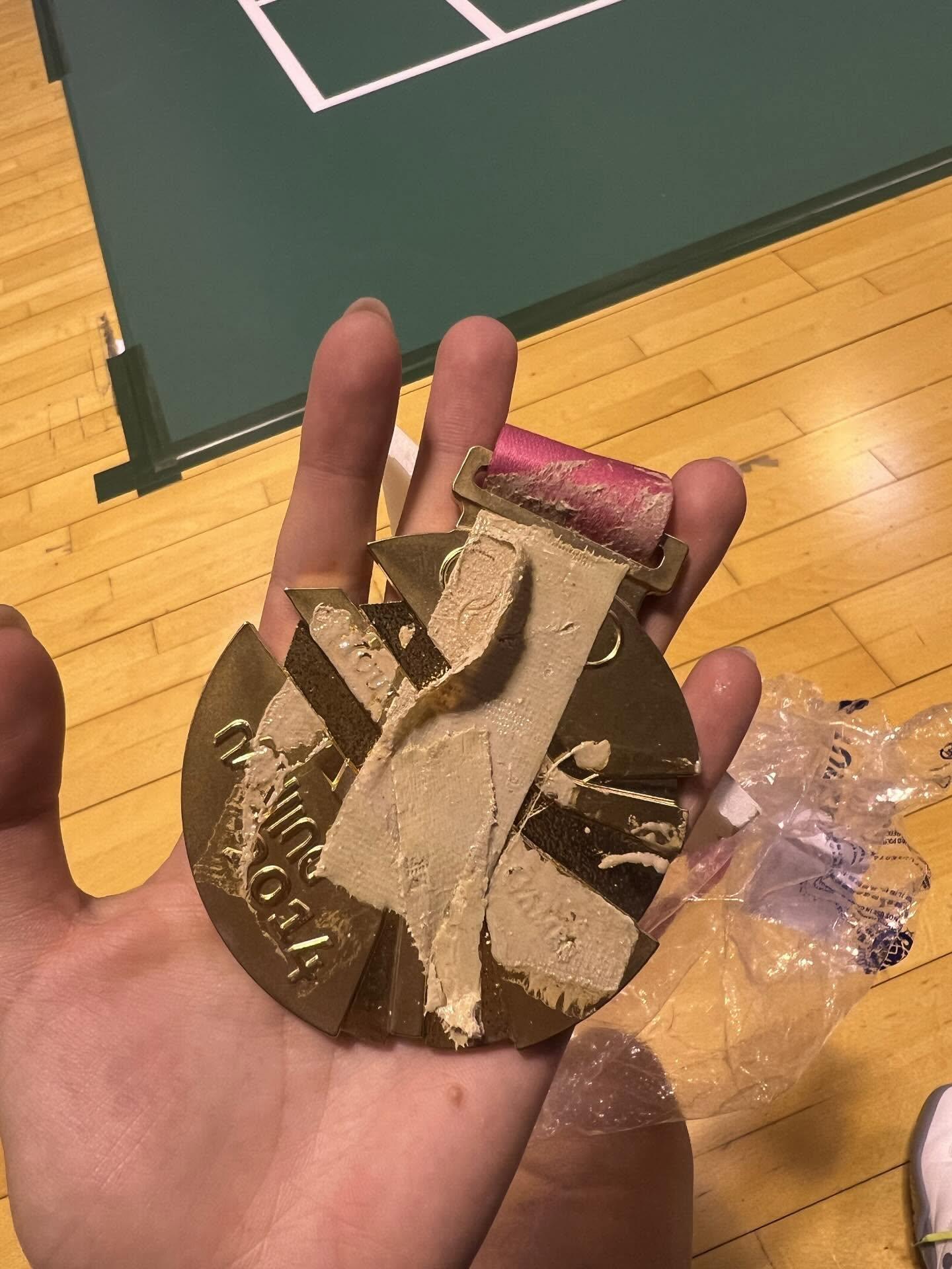 香港羽毛球代表吳芷柔今日在社交平台發文,指自己早前借予香港體育學院作展覽的2014南京青年奧運混合雙打金牌,在歸還時竟然留有明顯膠紙痕跡