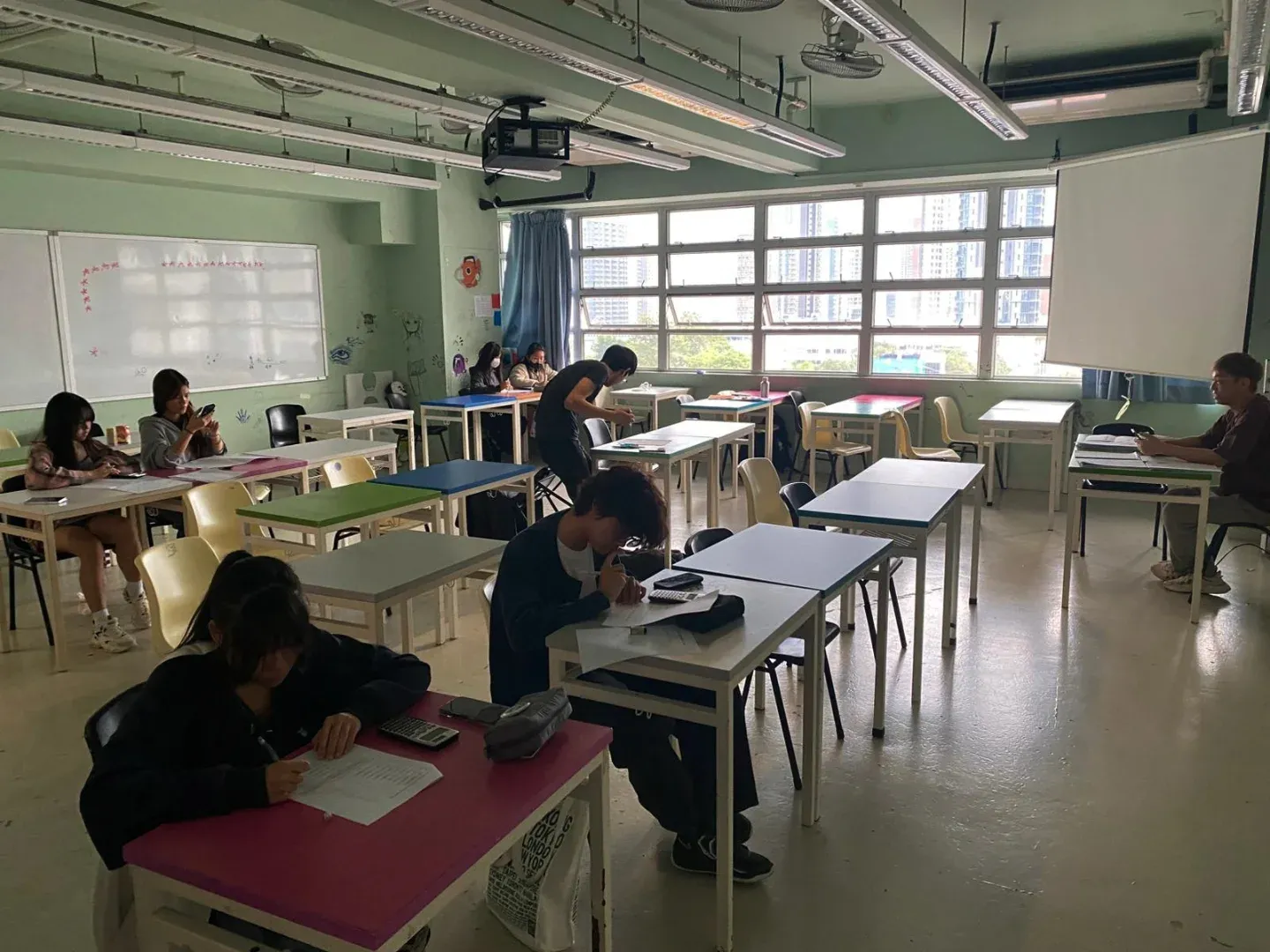 中電表示,位於九龍城區的1.1萬伏特供電系統昨日下午約4時13分發生故障,香港兆基創意書院表示迎來「開校以來第一次大停電」(香港兆基創意書院圖片)