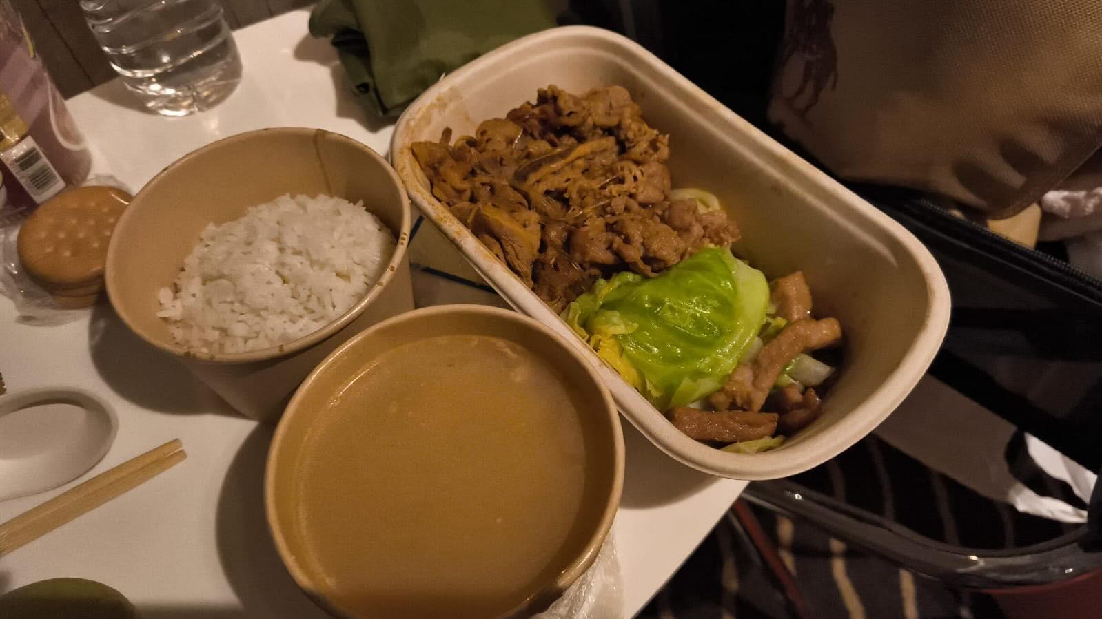 大埔宏福苑五級火,有女子發文表示父母在火災中失去「養老屋」,獲安排前往信和集團提供的酒店住宿,「包早午晚3餐」,更送上問候禮包,女生形容「本身好擔心父母既心情,點知佢地好似重樂觀過我」。(Threads)