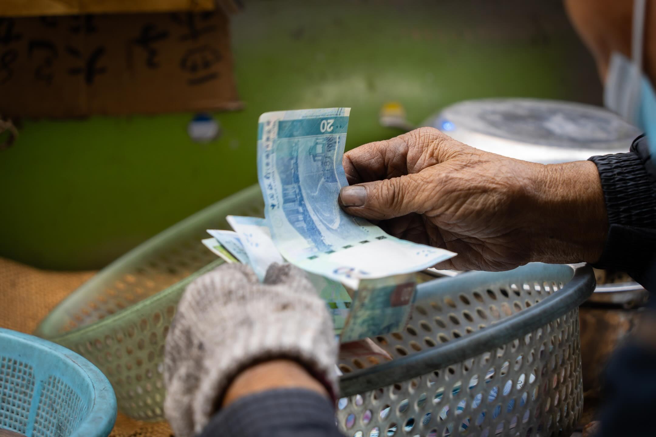 北角街頭一檔由年邁老闆經營的即炒栗子檔,早前貼出告示宣布「腳部腫痛」清走貨尾後提早結束今年營業,未有透露明年會否回歸(Threads@edwhinz)