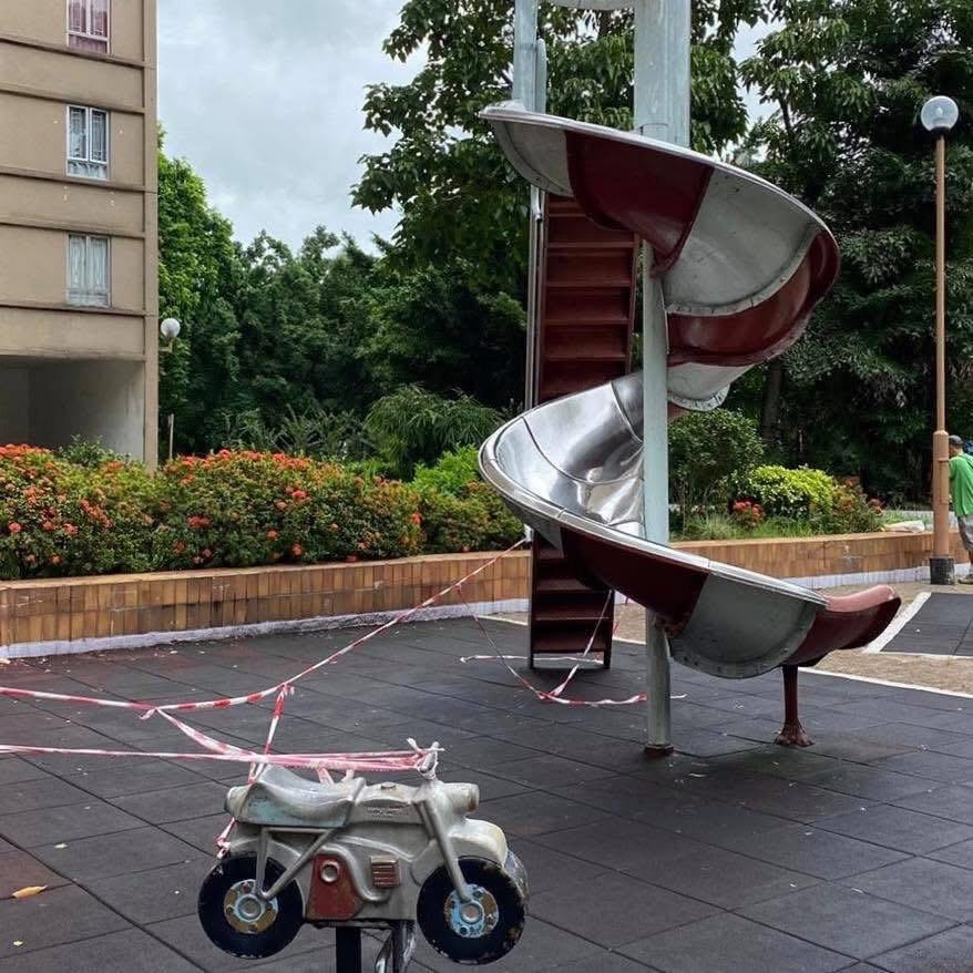 大埔宏福苑五級大火後,多個位於宏福苑外的兒童遊樂設施被拆除,包括經典鐵滑梯、毛毛蟲爬行架等。(everyday.9upper@Threads)