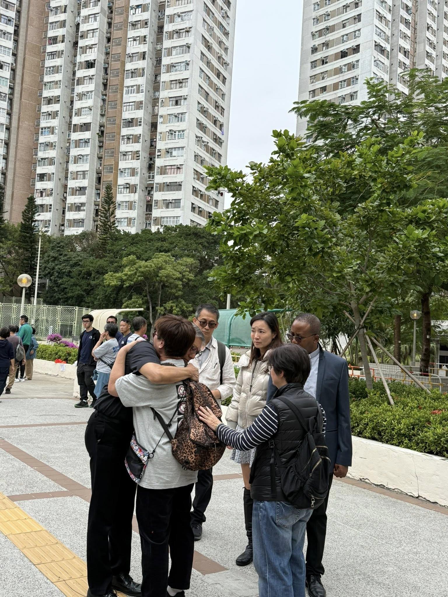 周守仁與多名教會成員前往鄰近宏福苑的廣福休憩處公園探望居民,並一同為災民祈禱。有災民在祈禱時亦情緒激動,周守仁擁抱對方予以支持。(天主教香港教區媒體「沸點」)