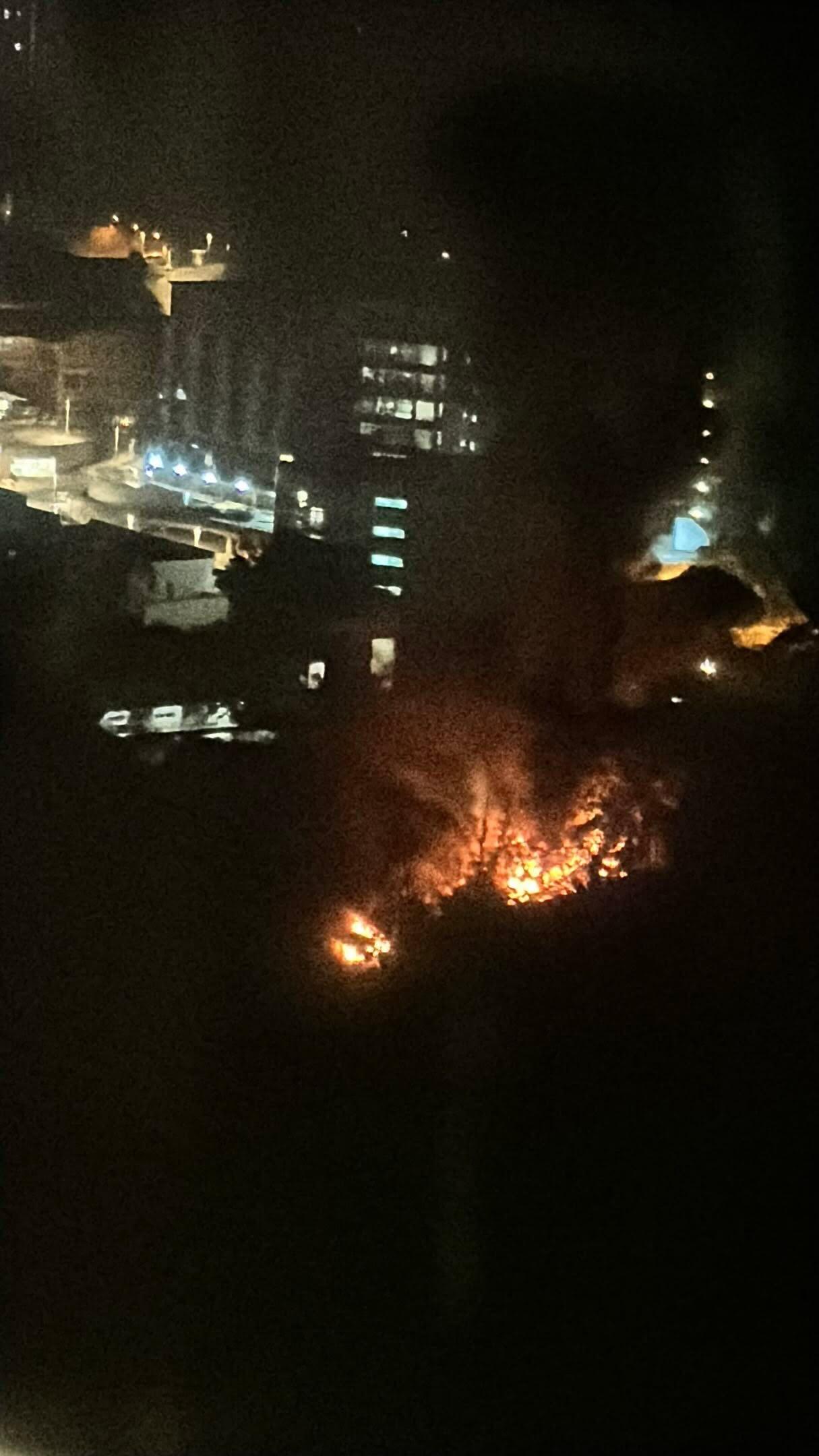 將軍澳發生縱火燒車案,多名市民報案,指靈實醫院旁的寶琳南路附近一條掘頭路有濃煙冒出並傳出巨響,火勢猛烈。(網上影片)