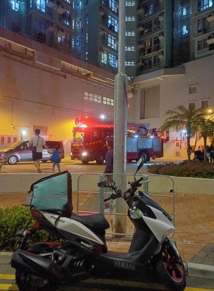 大埔一名外賣員於富蝶邨送餐時遇上火警,期間響起火警鐘聲,他在消防員抵達前與街坊合力拉消防喉救火(facebook群組「香港啤酒關注組」)