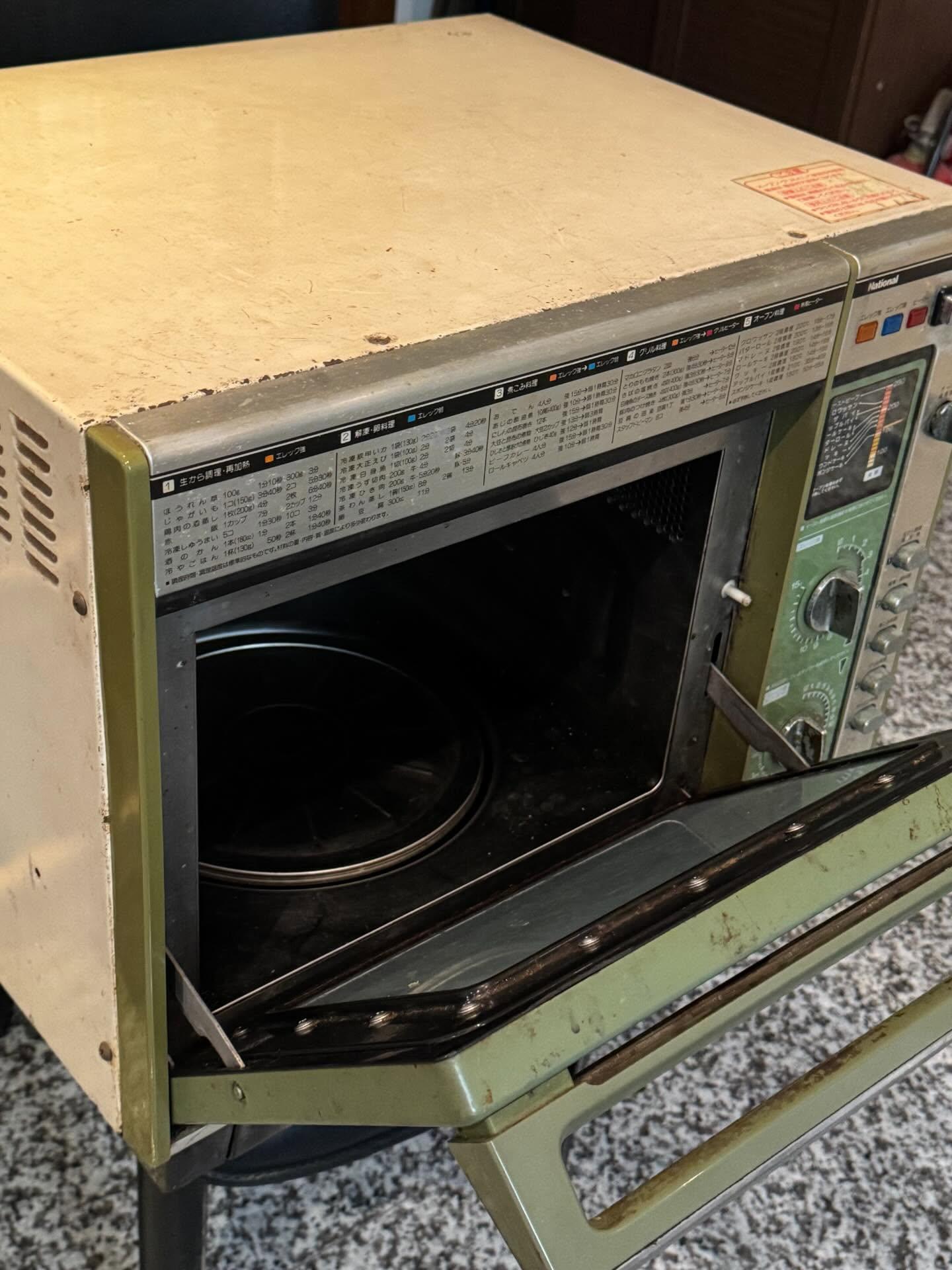 一名台灣網民分享,家中一台使用了45年的Panasonic微波爐即將退役,Panasonic官方看到貼文後主動留言提出請求,希望將這台充滿回憶的微波爐收藏至公司的博物館作為紀念,並願意以最新的微波爐商品與事主交換。(Threads)