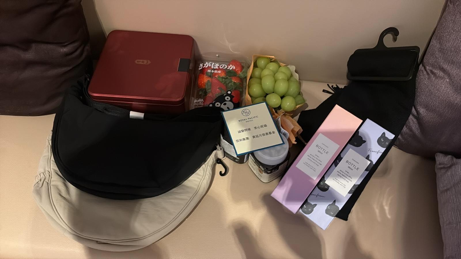 大埔宏福苑五級火,有女子發文表示父母在火災中失去「養老屋」,獲安排前往信和集團提供的酒店住宿,「包早午晚3餐」,更送上問候禮包,女生形容「本身好擔心父母既心情,點知佢地好似重樂觀過我」。(Threads)