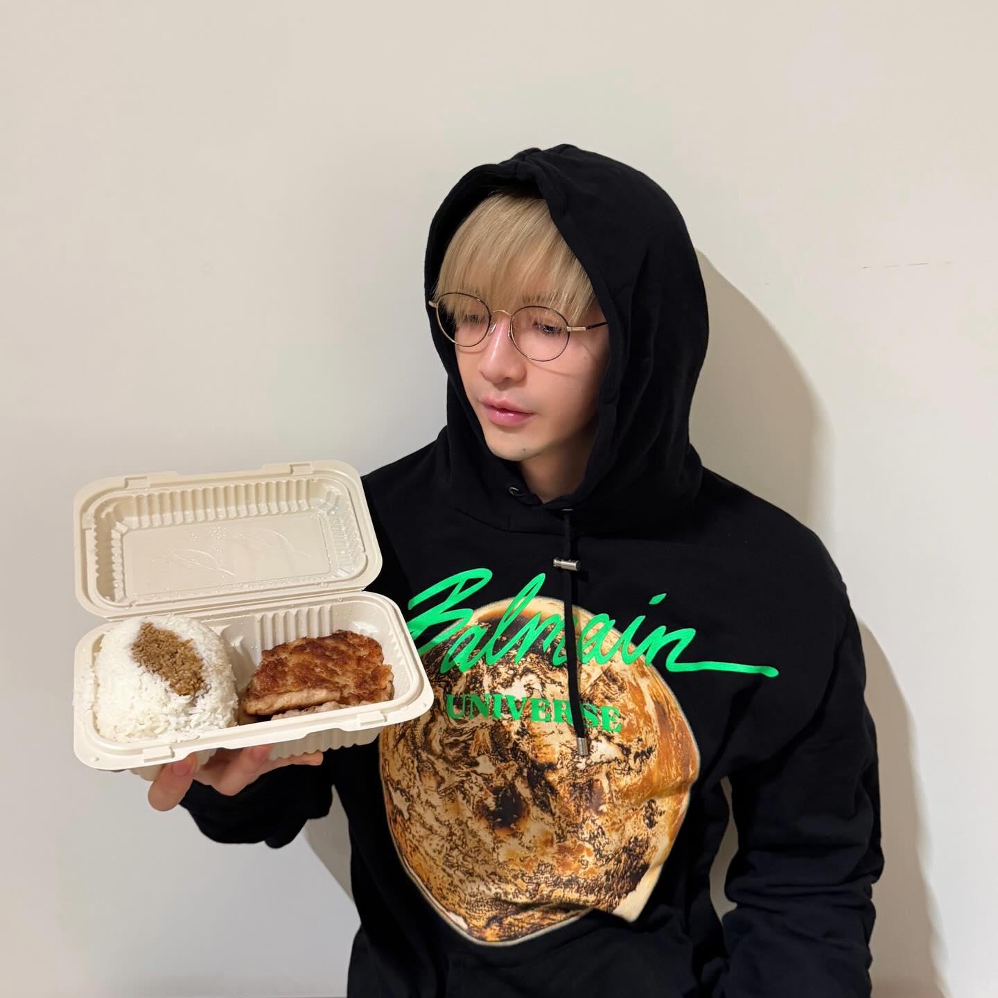 Anson Lo今晚出po品嚐大寶冰室肉餅飯。