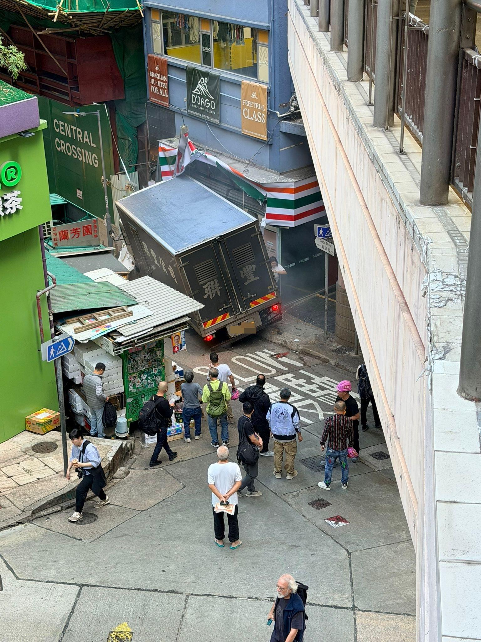 中環發生交通意外。(fb「車cam L(香港群組)」圖片)