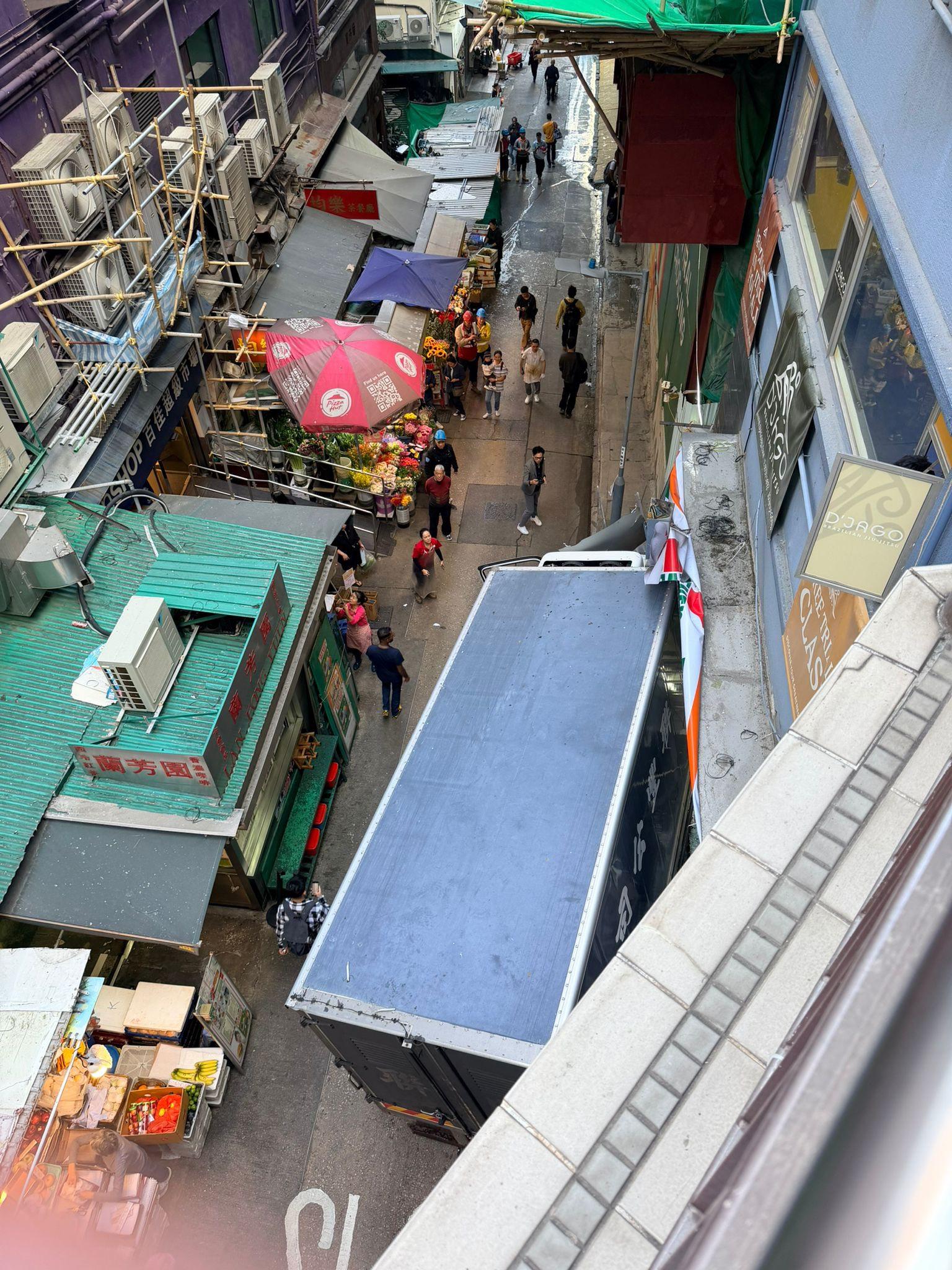 中環發生交通意外。(fb「車cam L(香港群組)」圖片)