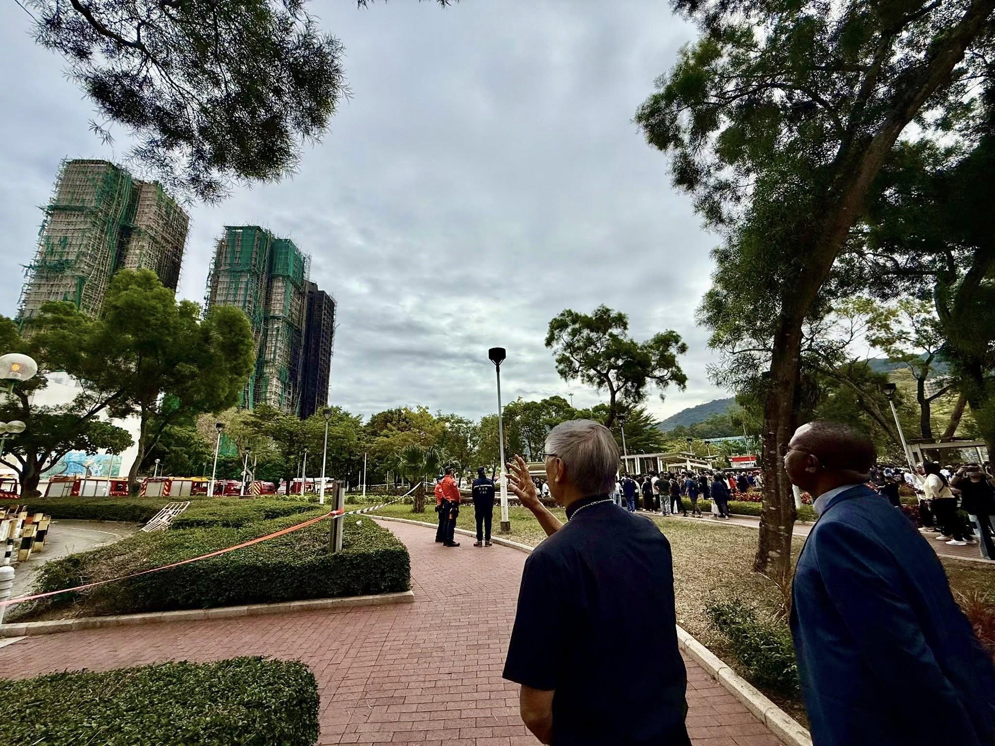 周守仁與多名教會成員前往鄰近宏福苑的廣福休憩處公園探望居民,並一同為災民祈禱。(天主教香港教區媒體「沸點」)