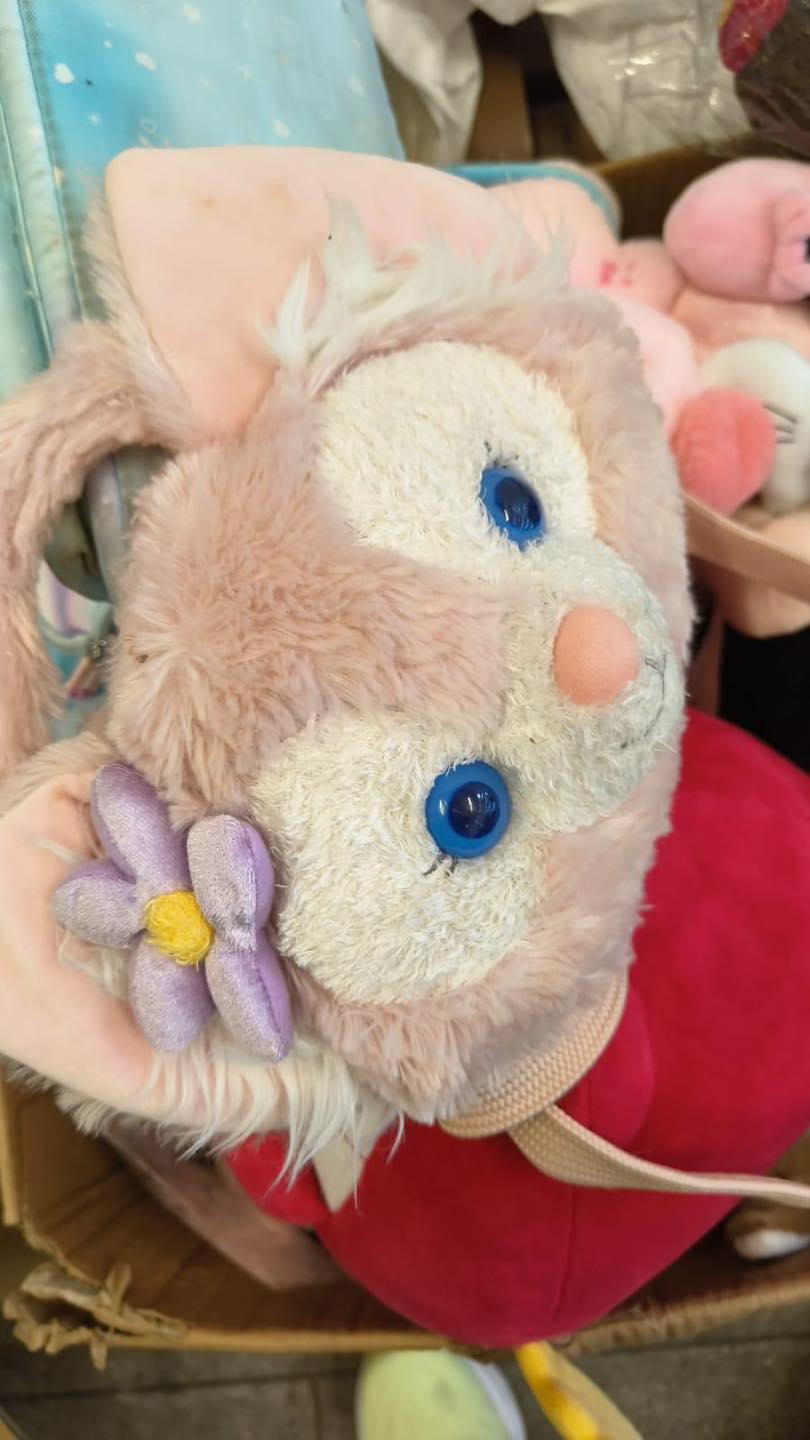 網傳捐贈物資遭棄置,民政署澄清部分二手衣物滿佈污漬而不供使用。(民政事務總署Facebook)