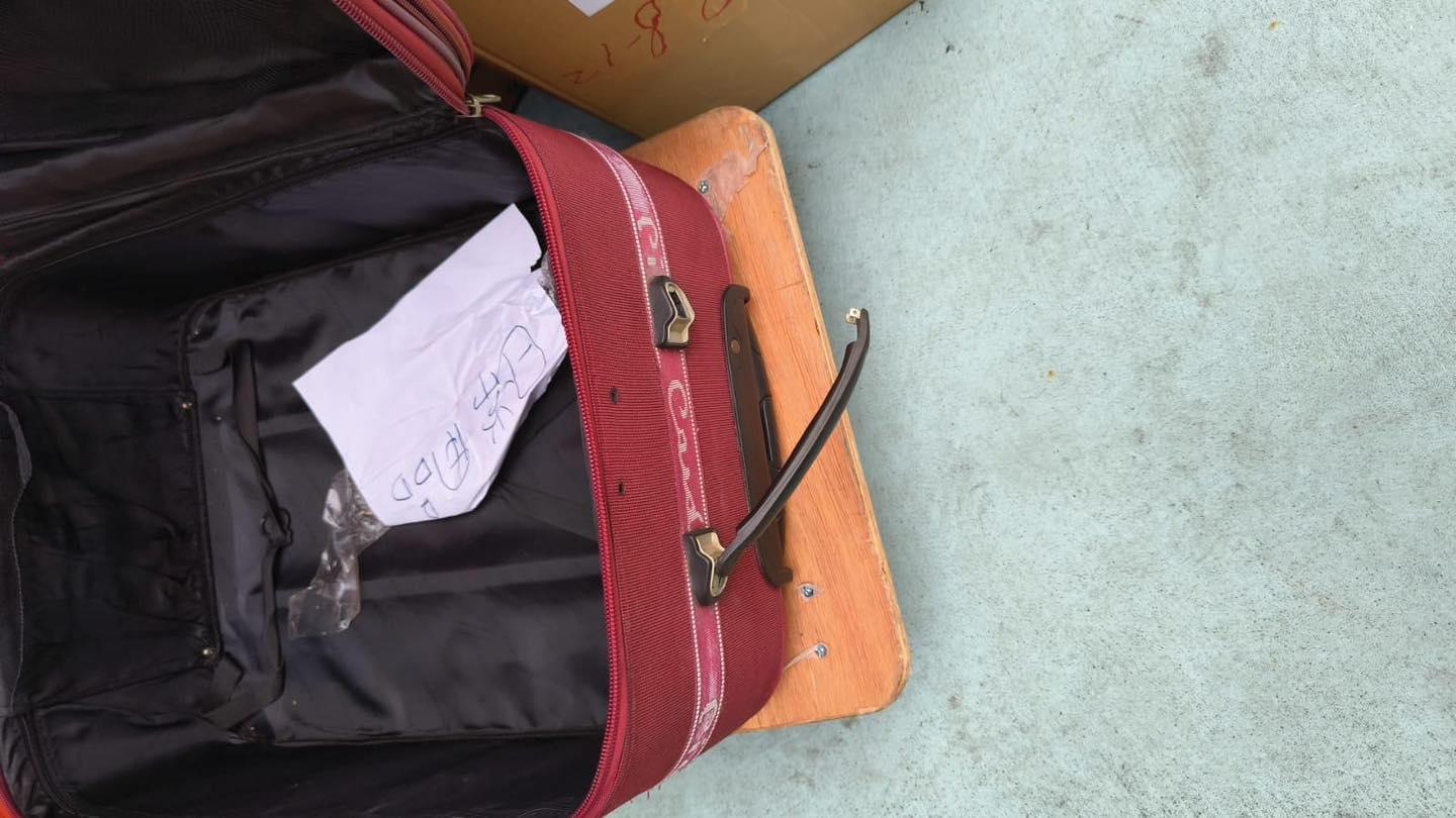 網傳捐贈物資遭棄置,民政署澄清部分二手衣物滿佈污漬而不供使用。(民政事務總署Facebook)