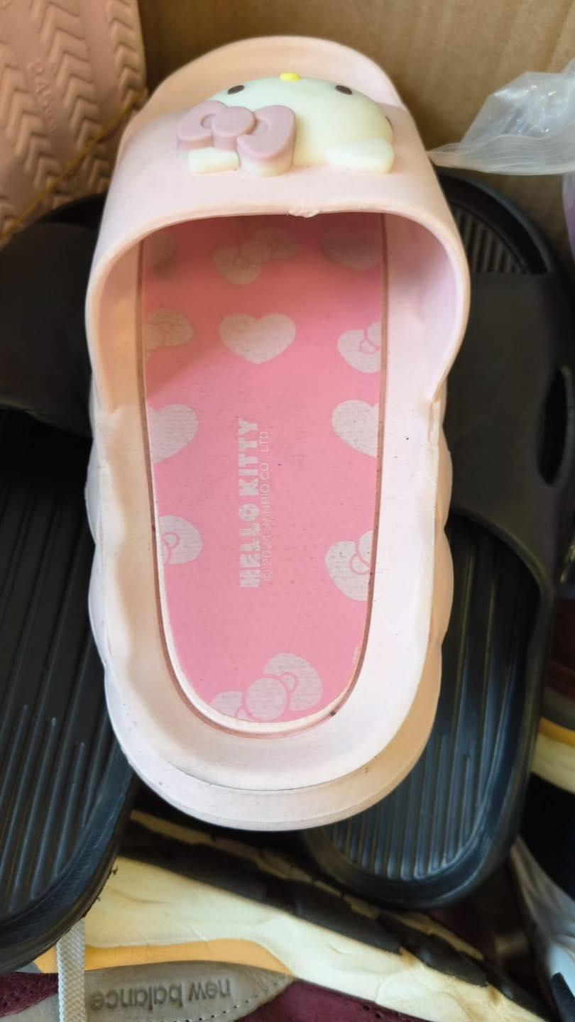 網傳捐贈物資遭棄置,民政署澄清部分二手衣物滿佈污漬而不供使用。(民政事務總署Facebook)