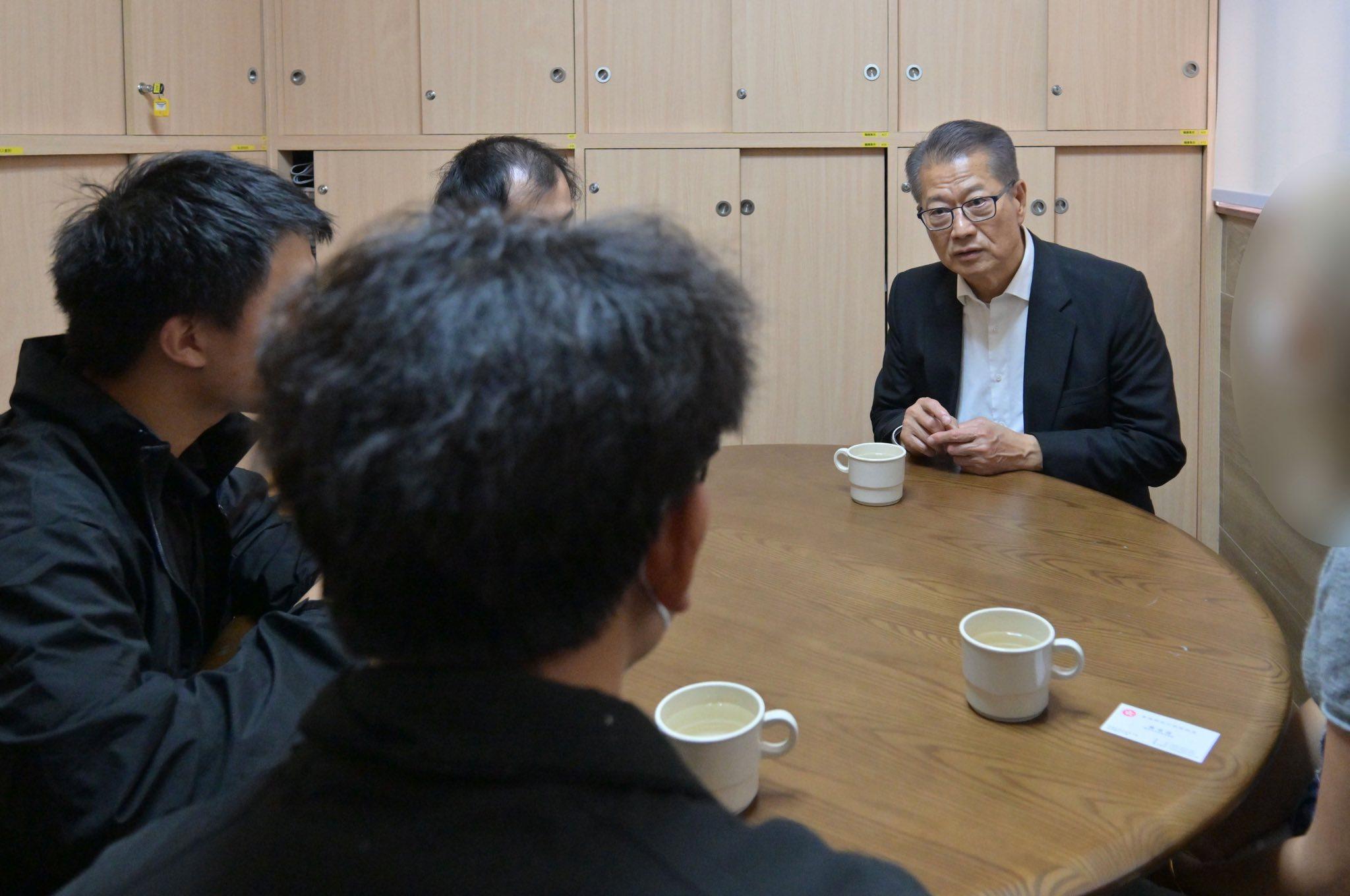 陳茂波與不幸遇難的維修工人的家屬會面。(陳茂波FB)