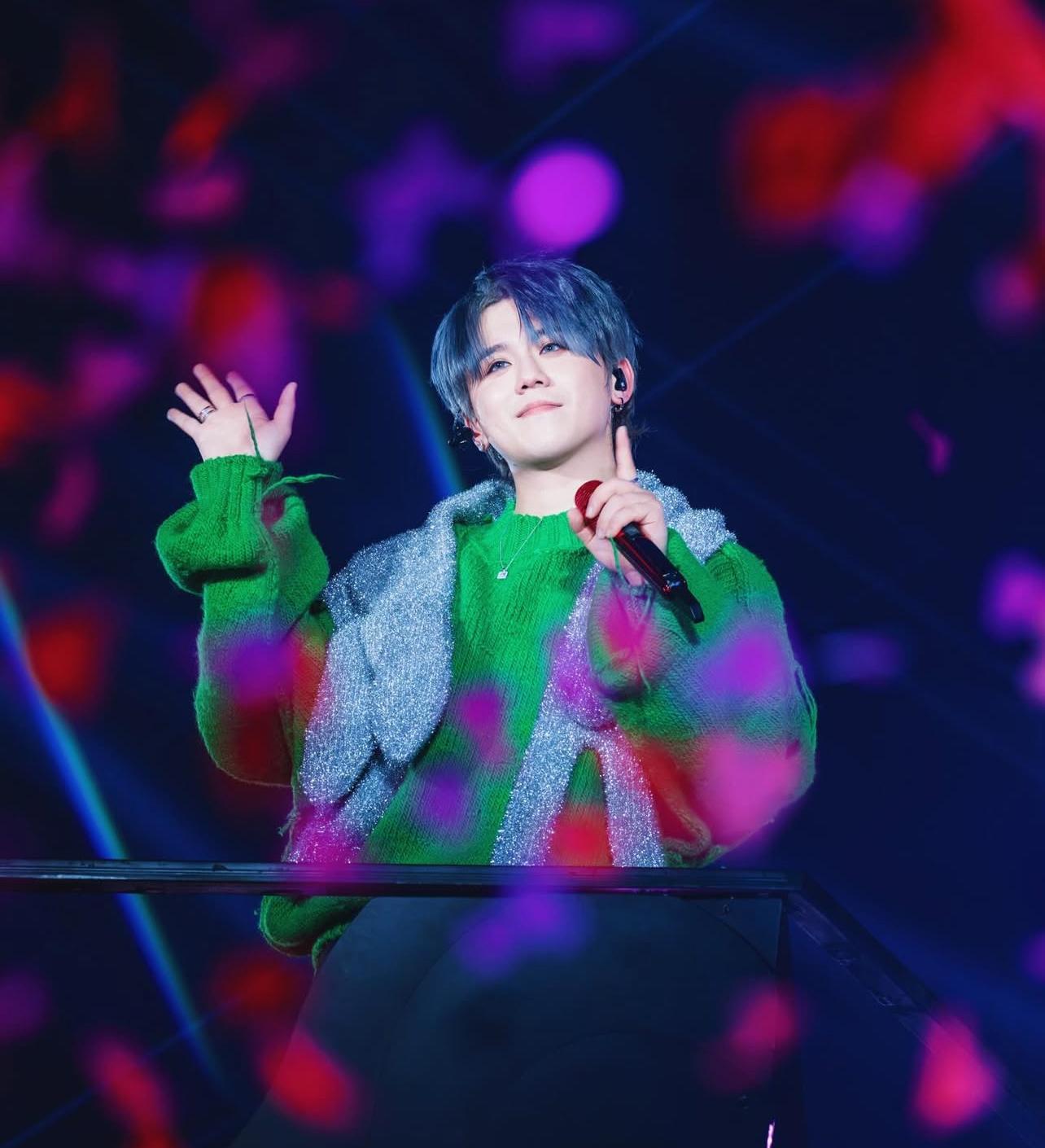 姜濤於第五場演唱會換上綠色系列的新歌衫。