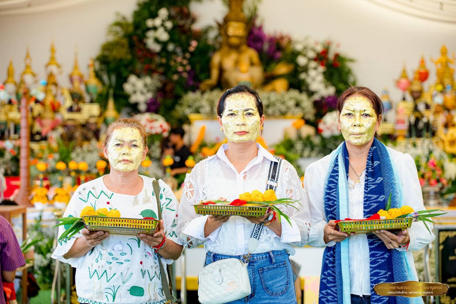 泰國寺廟「貼滿金箔求財」爆紅,傳5人中頭獎引熱話(網上圖片)