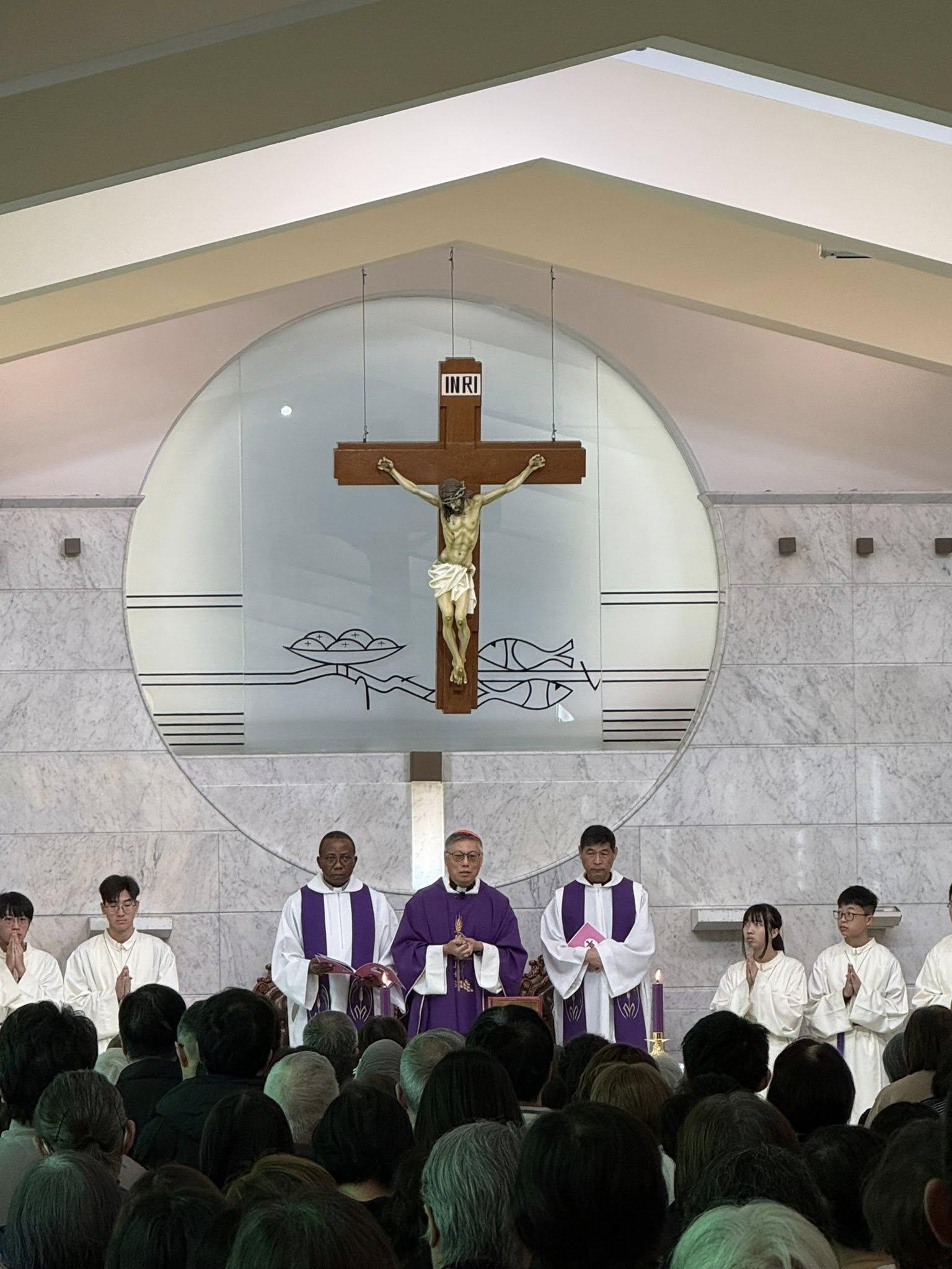 周守仁在大埔堂區主持彌撒,並為教友祈禱。(天主教香港教區媒體「沸點」)