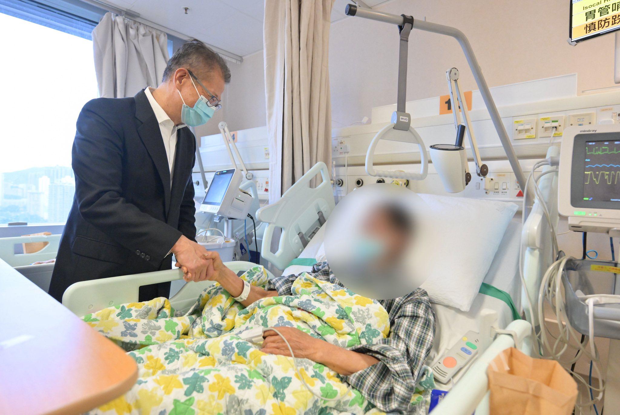 陳茂波到醫院探望傷者。(陳茂波FB)