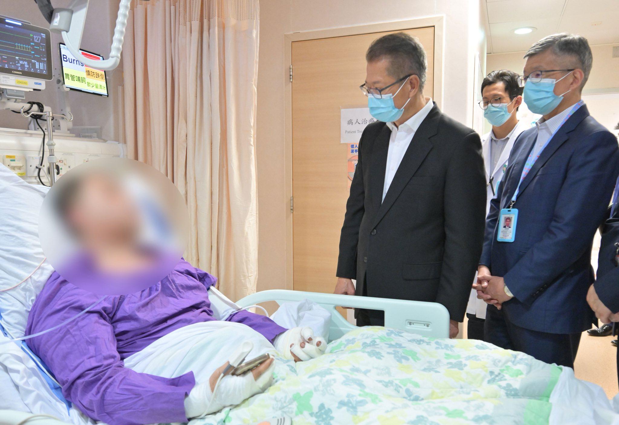陳茂波到醫院探望傷者。(陳茂波FB)