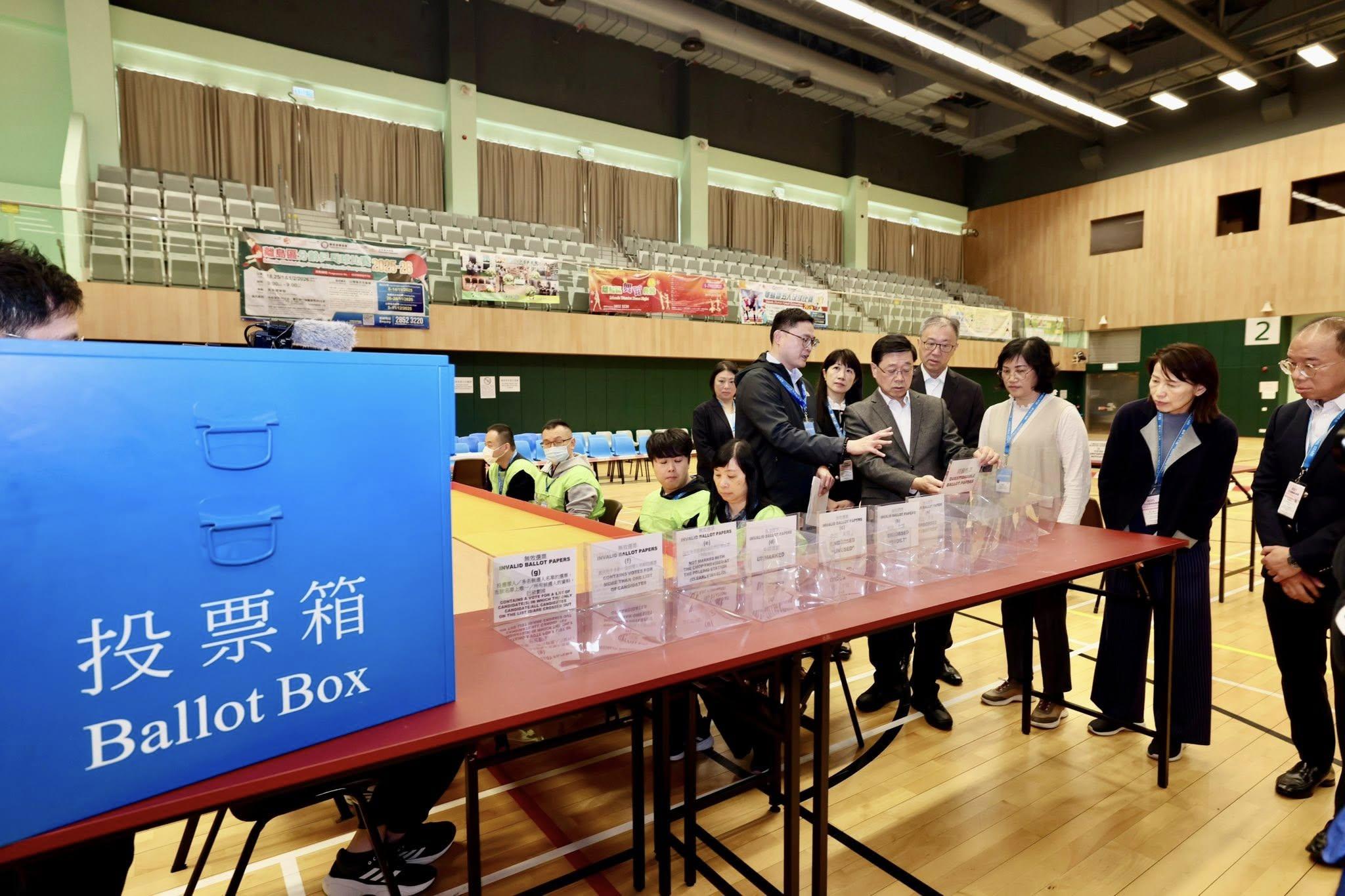 李家超視察票站