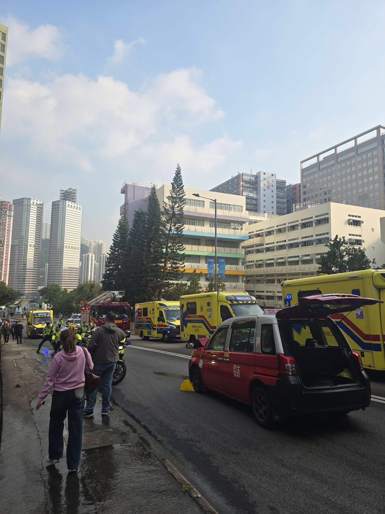 葵涌巴士的士與垃圾車相撞(FB車cam L香港群組圖片)
