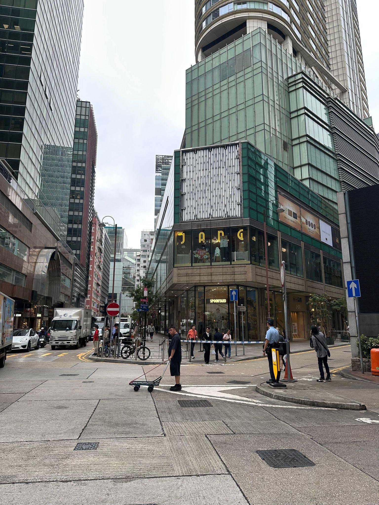 尖沙咀美麗都大廈有人在危險位置,加拿分道介乎碧仙桃路與彌敦道之間的一段全線現已封閉。(馬路的事討論區fb)