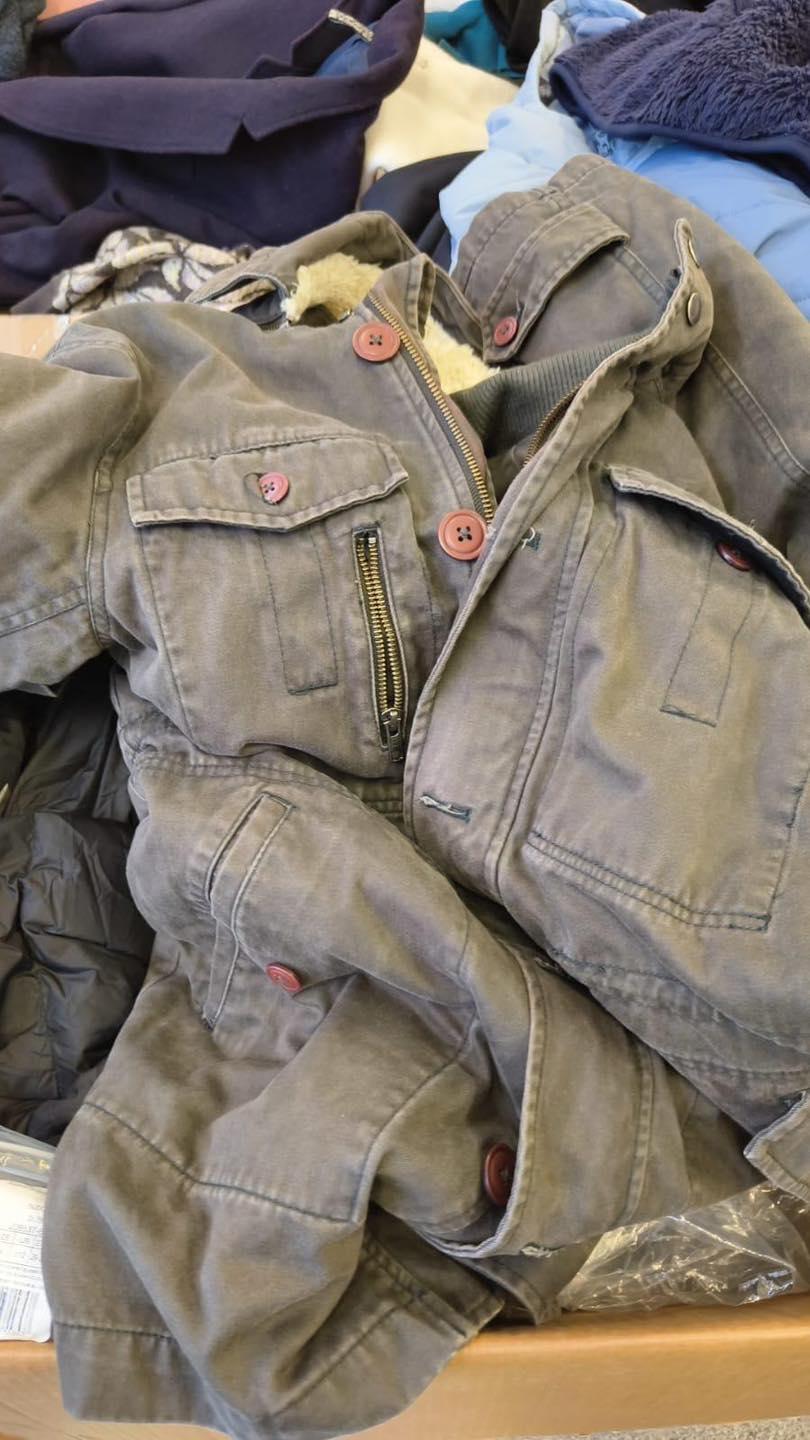 網傳捐贈物資遭棄置,民政署澄清部分二手衣物滿佈污漬而不供使用。(民政事務總署Facebook)