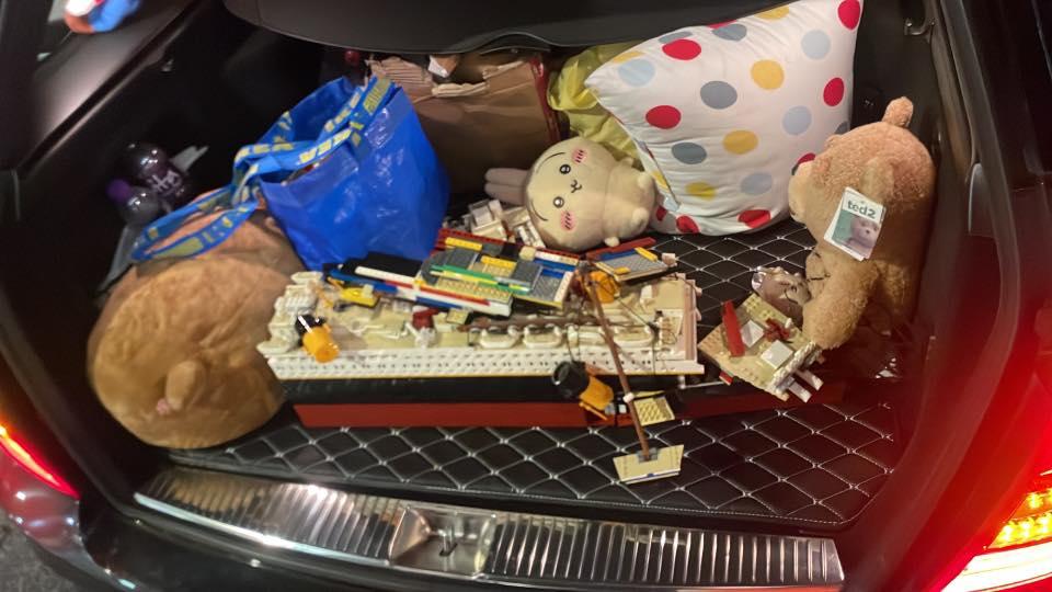 有網民發現有一副鐵達尼號模型竟被棄置於屯門街頭,部份解體受損,隨即有熱心人士前往「打撈」撿走回家「救船」,最終「除咗船身少左一部份,其餘大致都砌得翻」,惟卻發現模型懷疑是「樂拼」出品,即非真正樂高品牌。(facebook群組「Oh Yes! 有野執 (報料群組) 」)