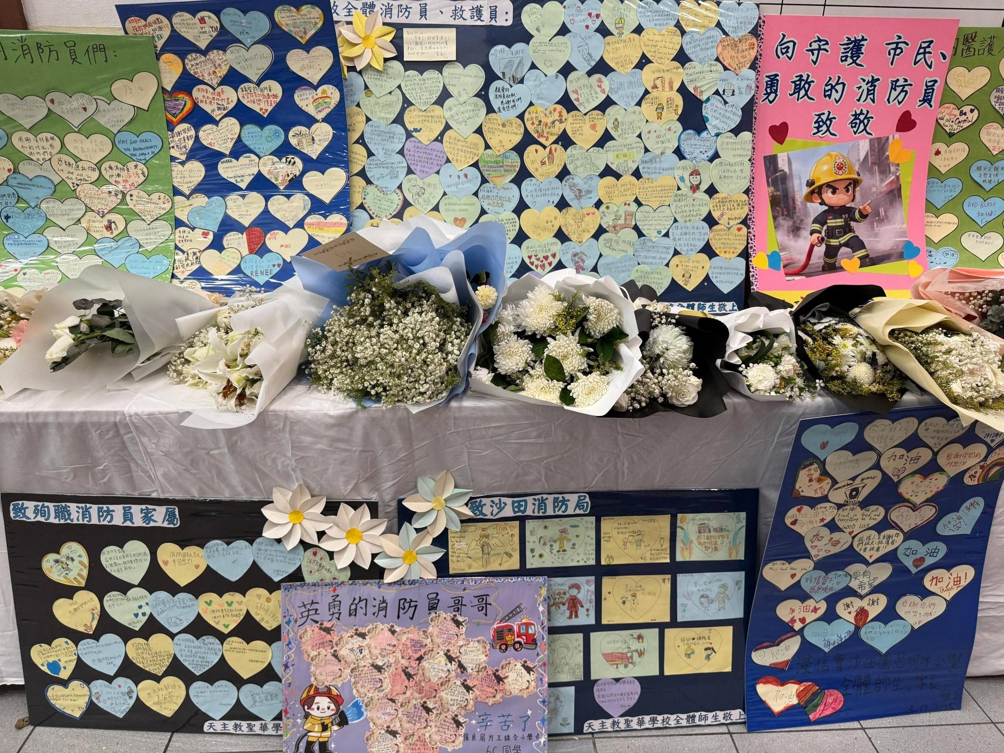 消防處感謝市民向英勇殉職消防員何偉豪致敬。(消防處FB)