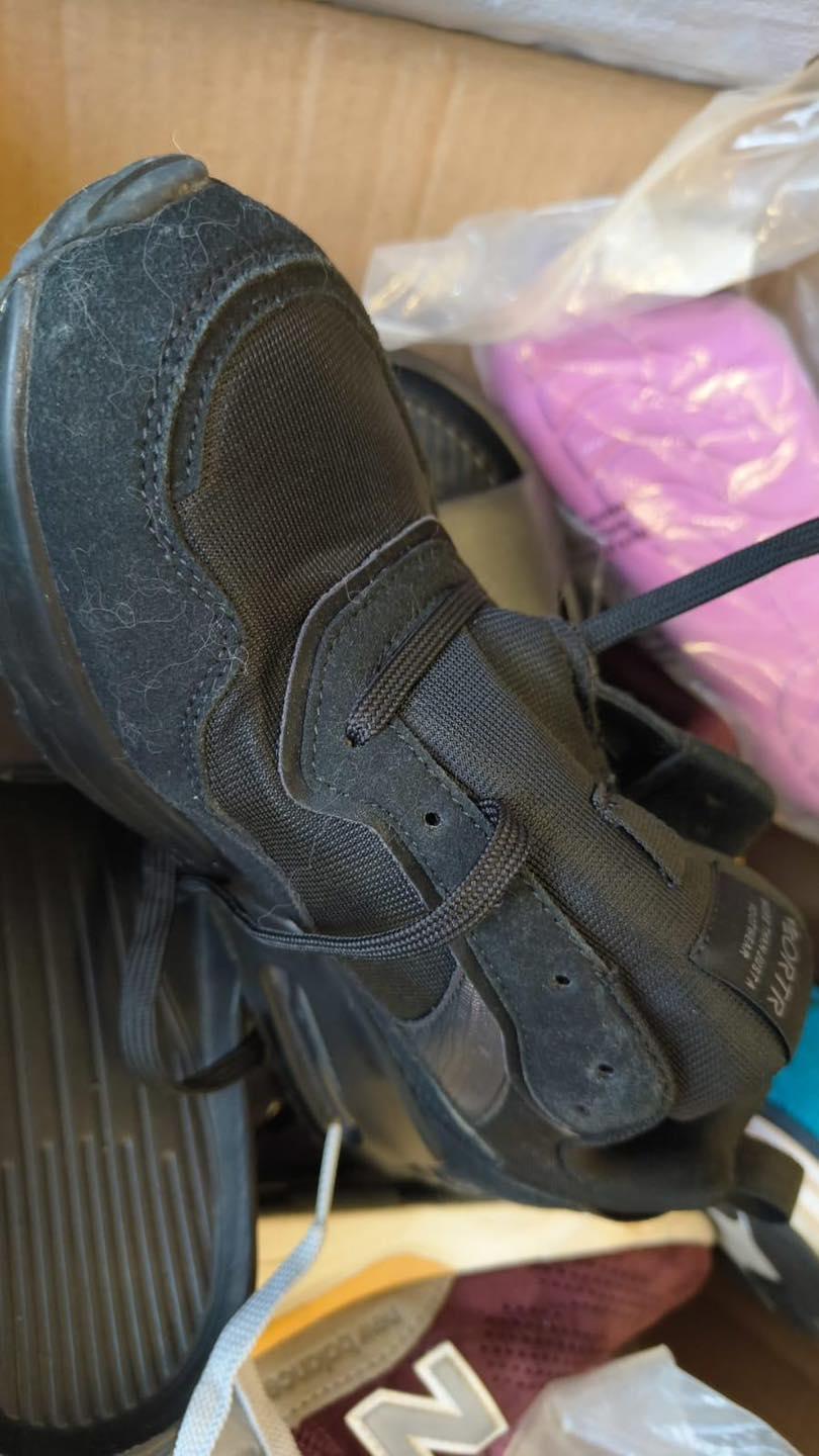 網傳捐贈物資遭棄置,民政署澄清部分二手衣物滿佈污漬而不供使用。(民政事務總署Facebook)