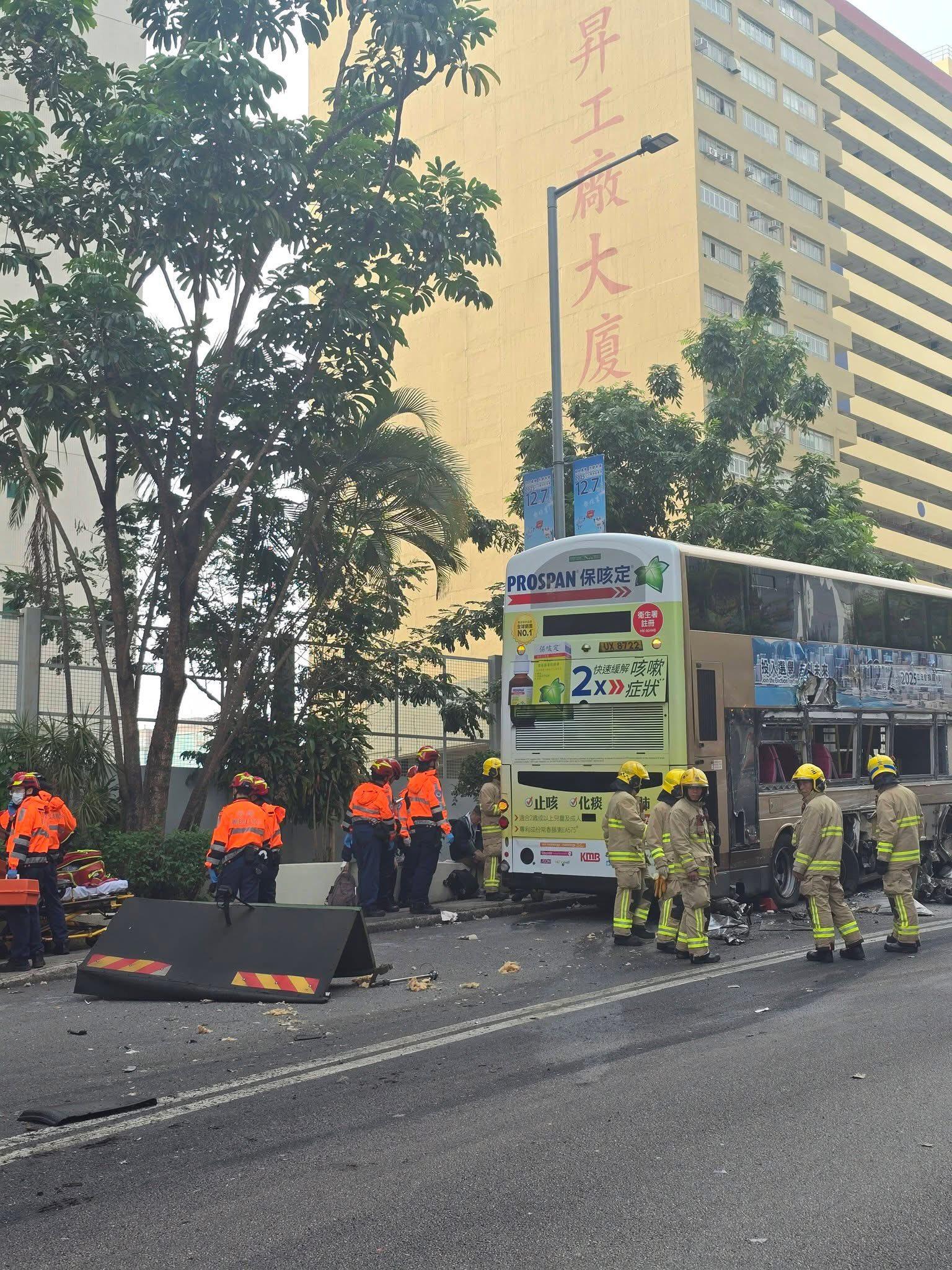 葵涌巴士的士與垃圾車相撞(FB車cam L香港群組圖片)