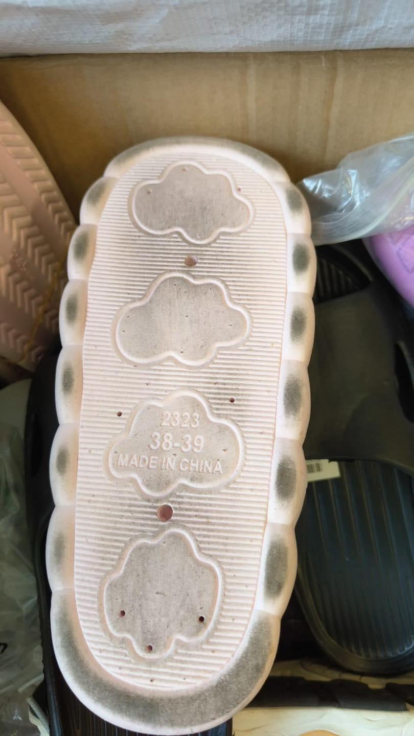 網傳捐贈物資遭棄置,民政署澄清部分二手衣物滿佈污漬而不供使用。(民政事務總署Facebook)