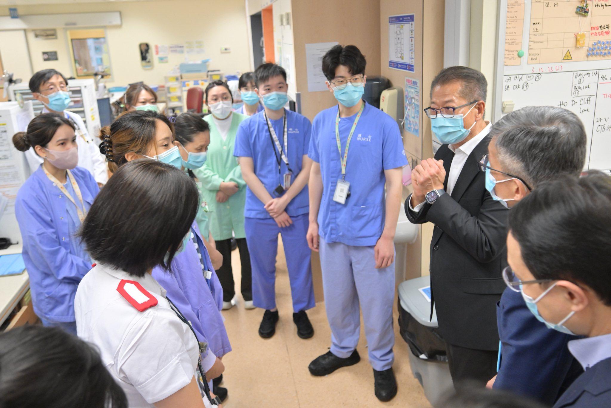陳茂波到醫院探望傷者。(陳茂波FB)