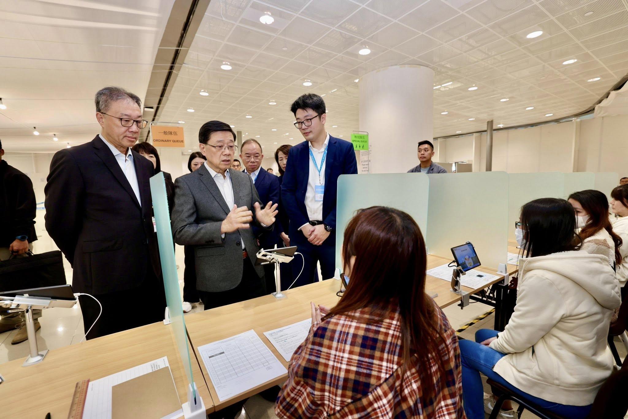 李家超視察票站