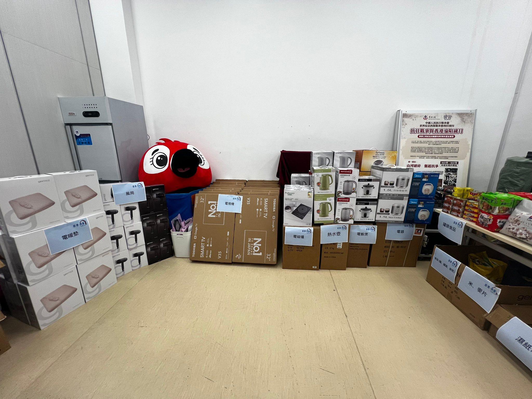 孫東到訪啟德過渡性房屋,了解救災物資捐獻平台運作。(創新科技及工業局Facebook)