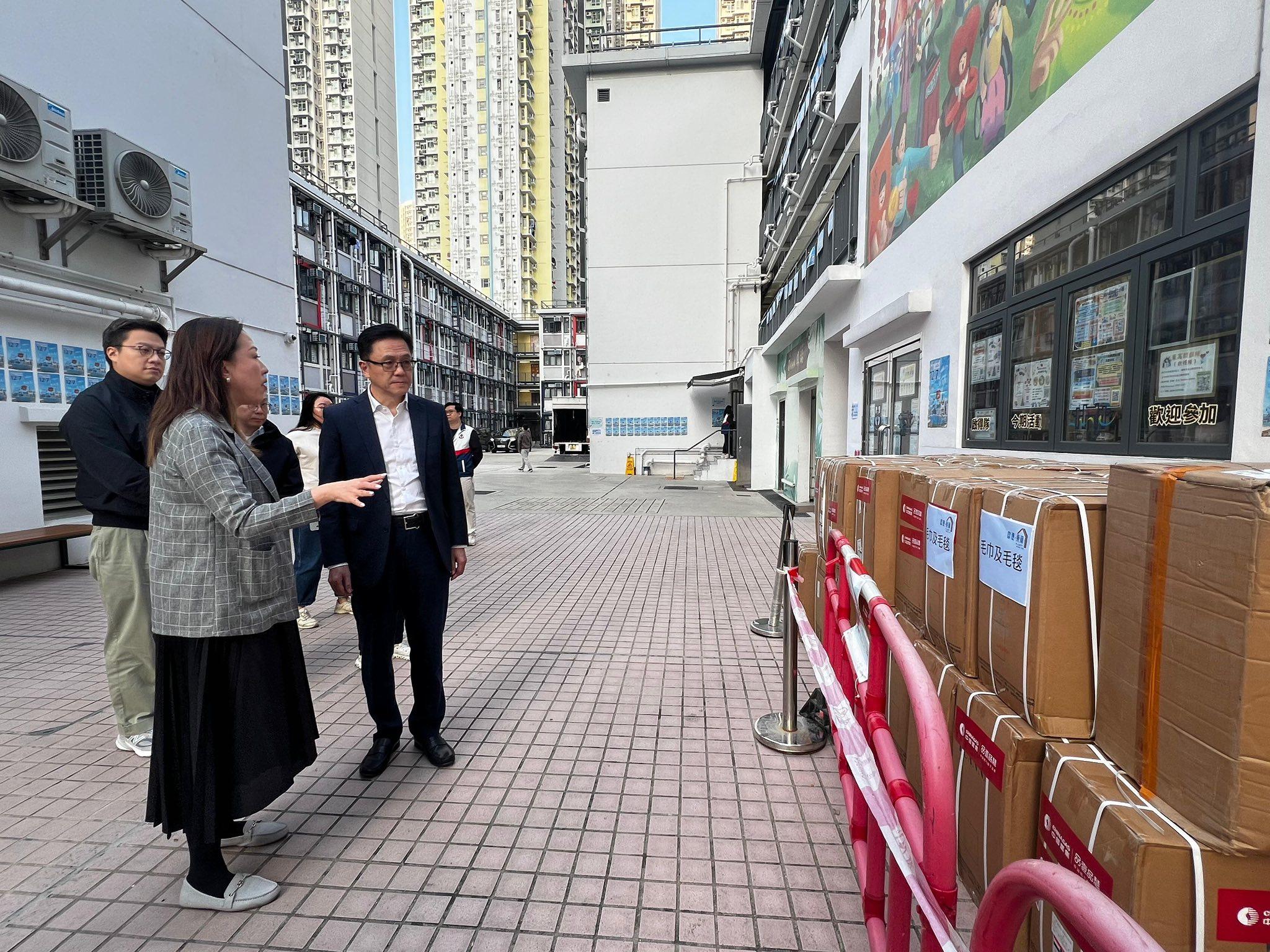 孫東到訪啟德過渡性房屋,了解救災物資捐獻平台運作。(創新科技及工業局Facebook)