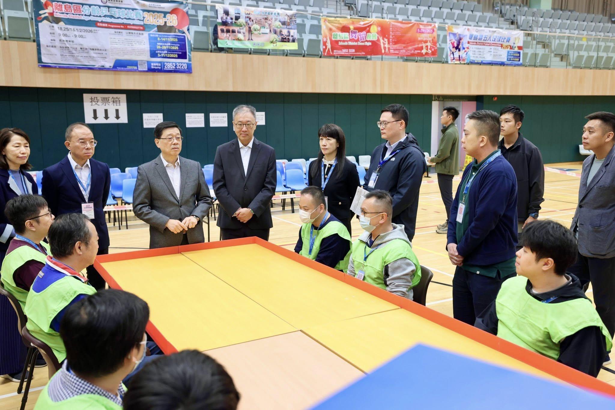 李家超視察票站