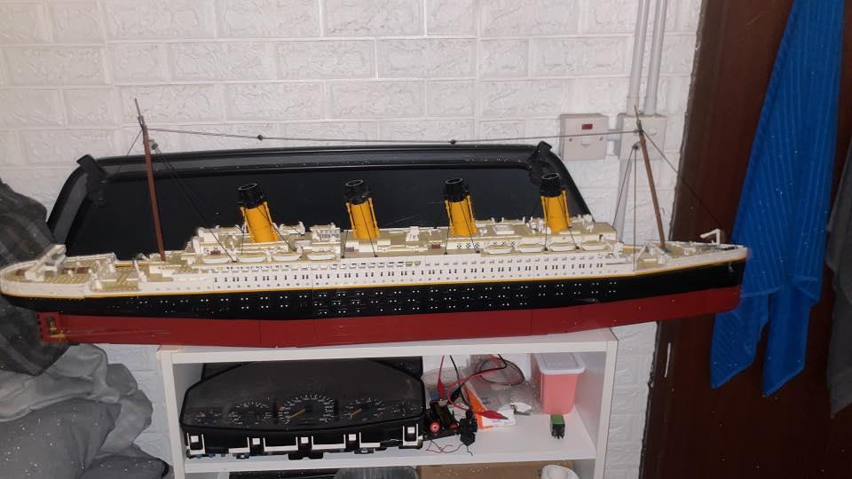 有網民發現有一副鐵達尼號模型竟被棄置於屯門街頭,部份解體受損,隨即有熱心人士前往「打撈」撿走回家「救船」,最終「除咗船身少左一部份,其餘大致都砌得翻」,惟卻發現模型懷疑是「樂拼」出品,即非真正樂高品牌。(facebook群組「Oh Yes! 有野執 (報料群組) 」)