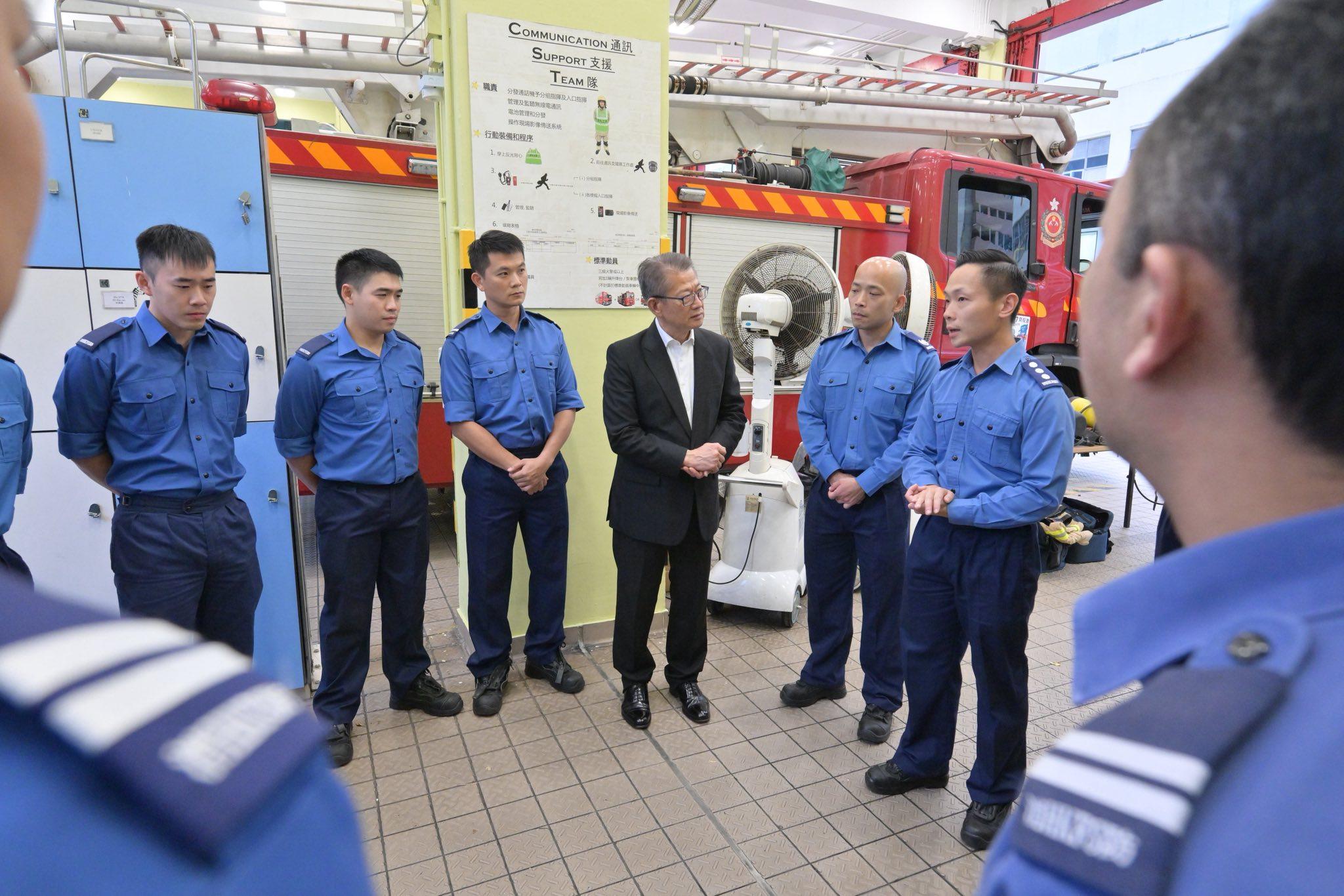 陳茂波到訪小瀝源消防局。(陳茂波FB)