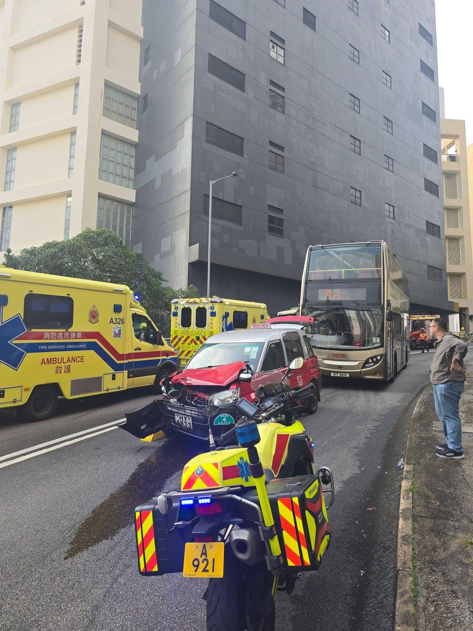 葵涌巴士的士與垃圾車相撞(FB車cam L香港群組圖片)