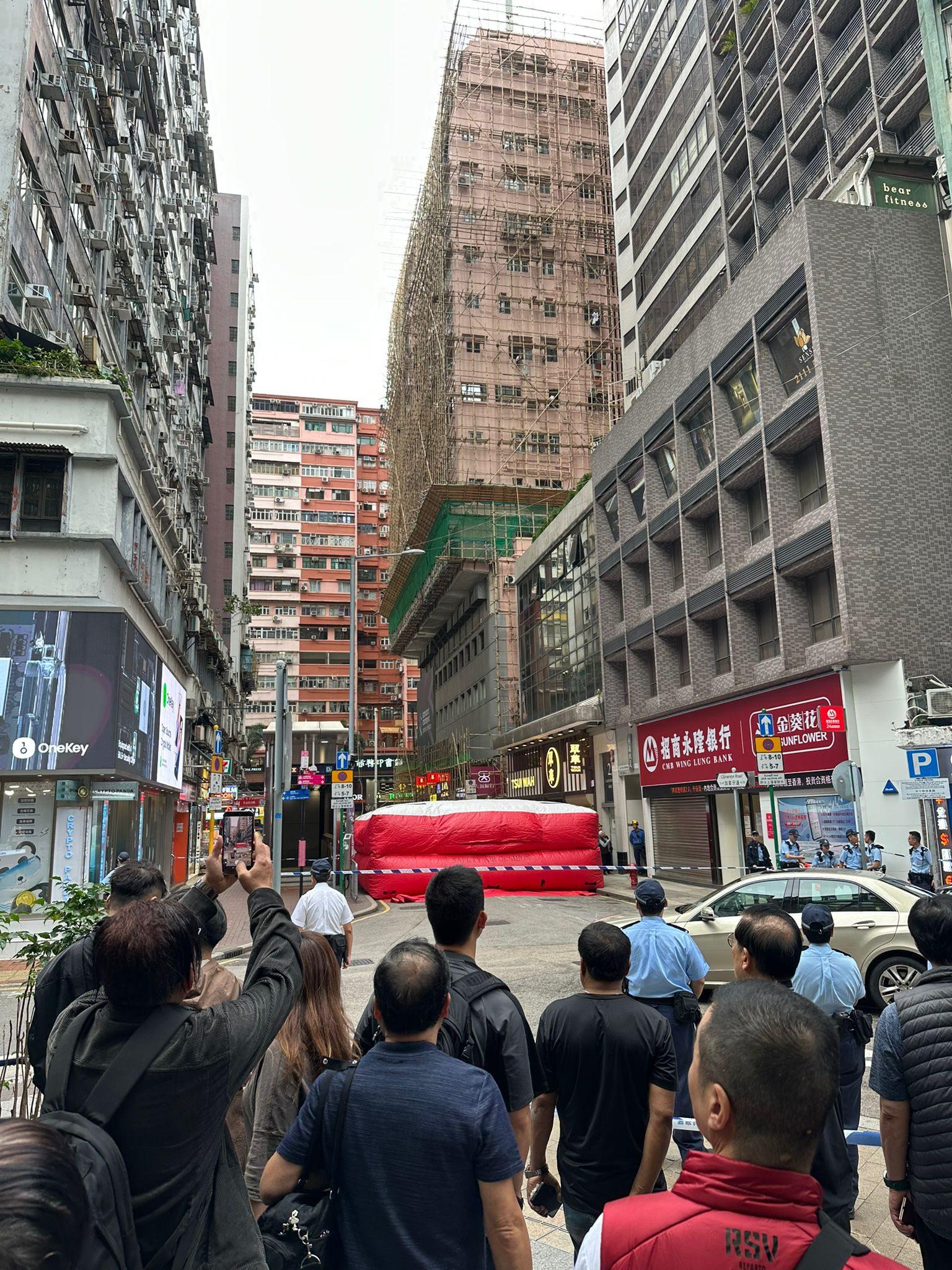 尖沙咀美麗都大廈有人在危險位置,加拿分道介乎碧仙桃路與彌敦道之間的一段全線現已封閉。(馬路的事討論區fb)