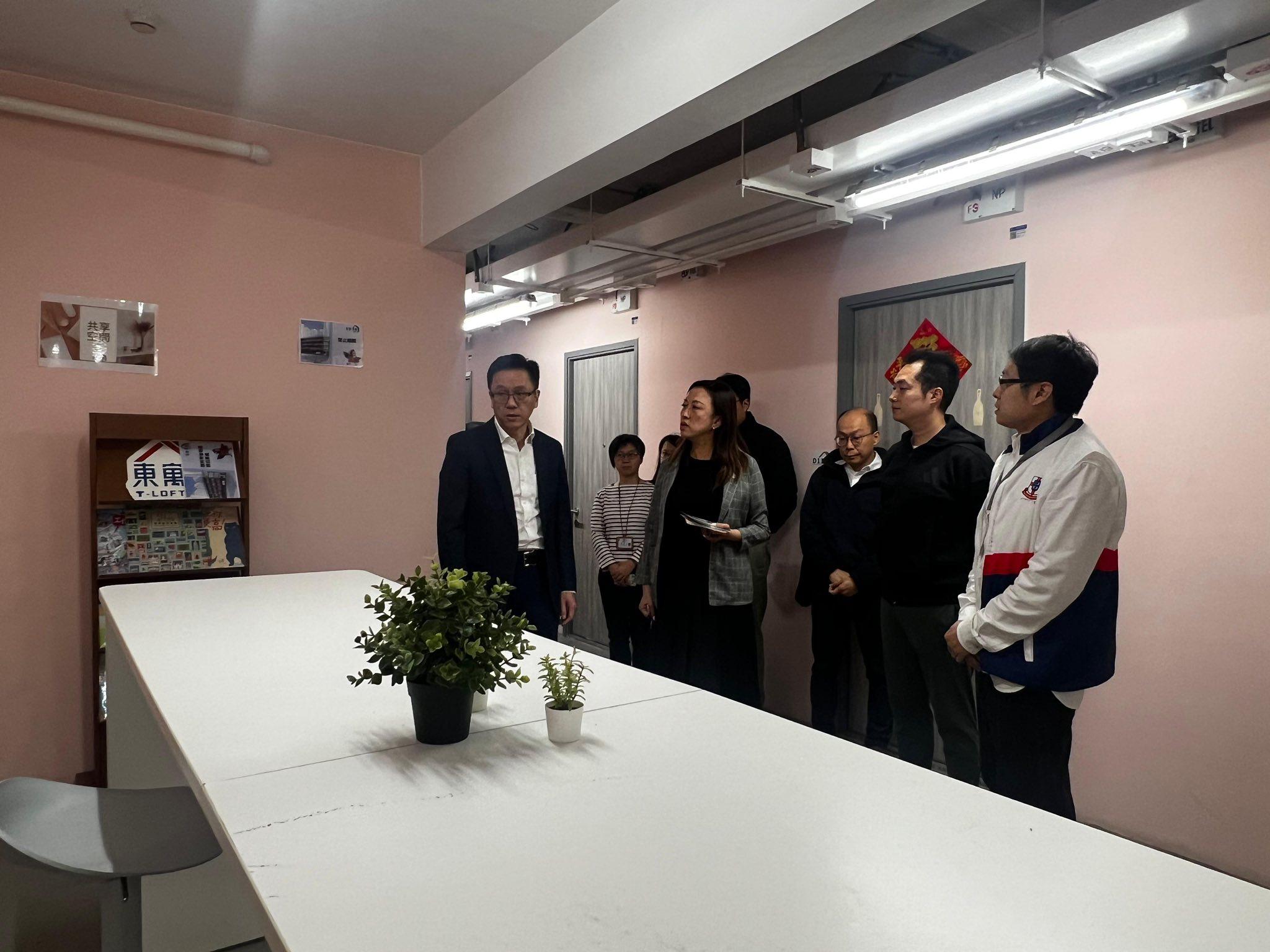 孫東到訪啟德過渡性房屋,了解救災物資捐獻平台運作。(創新科技及工業局Facebook)